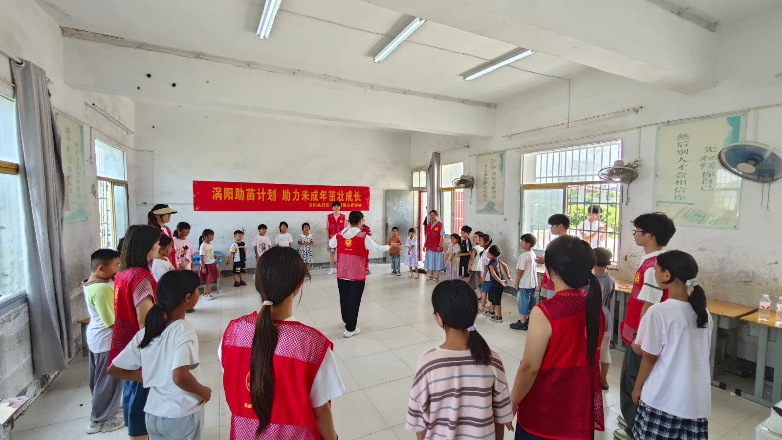 3集体在做游戏.jpg
