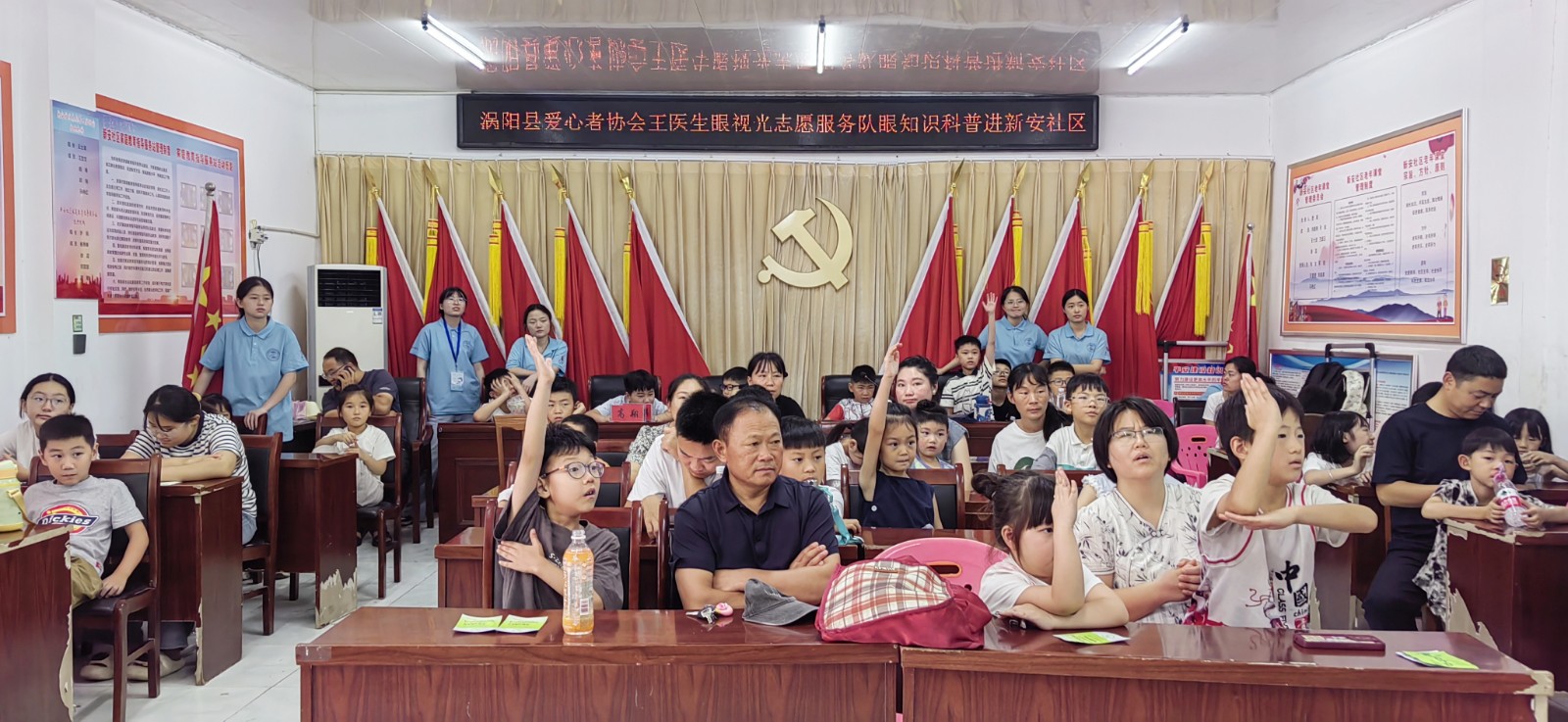 2孩子们踊跃举手回答问题.jpg