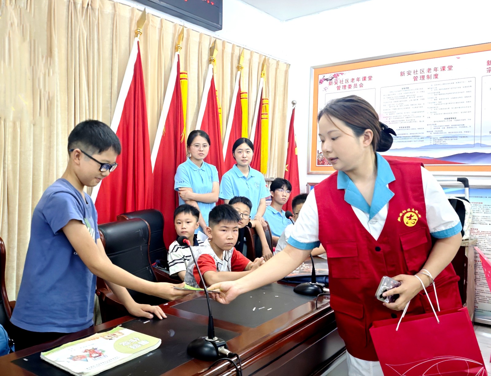 4为孩子们发放小礼品.jpg