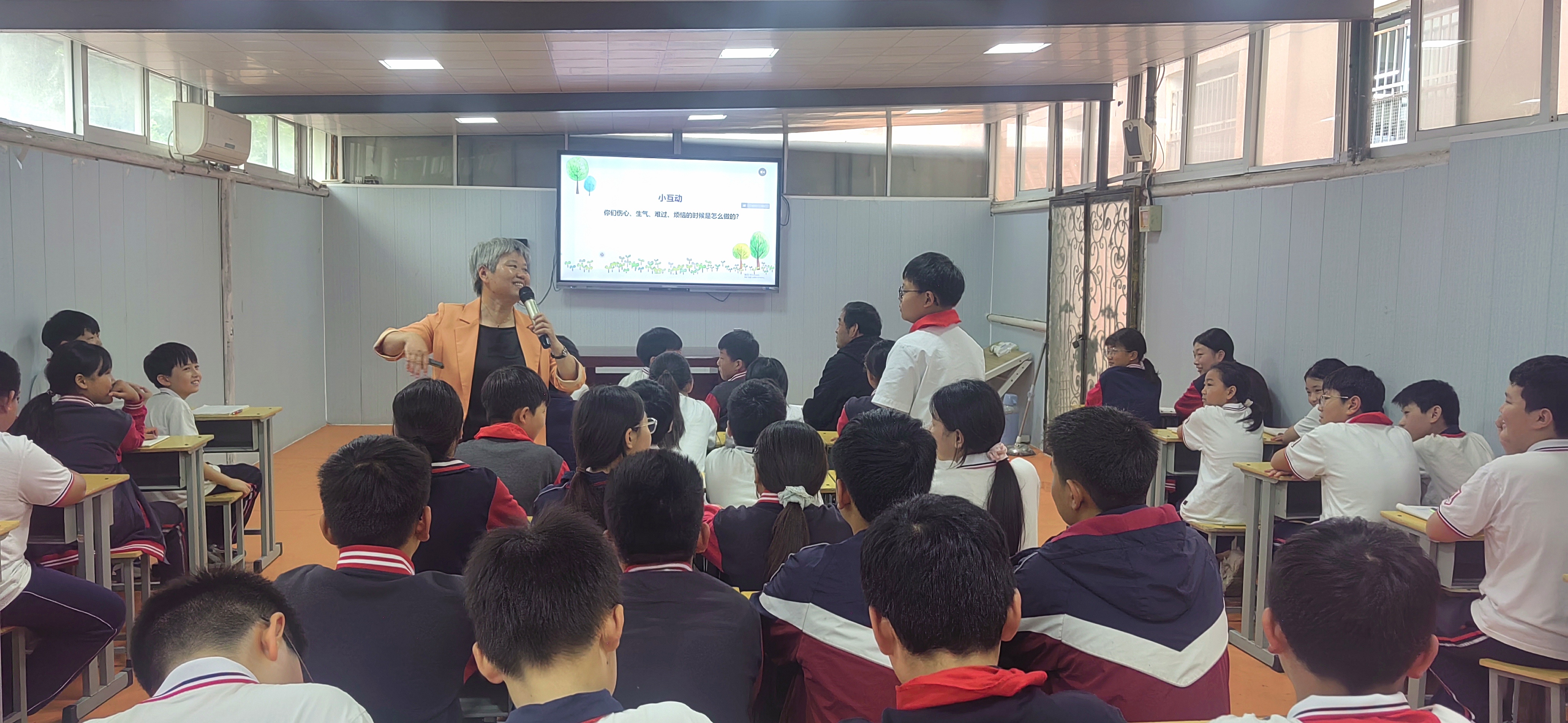1刘老师与同学互动中.jpg