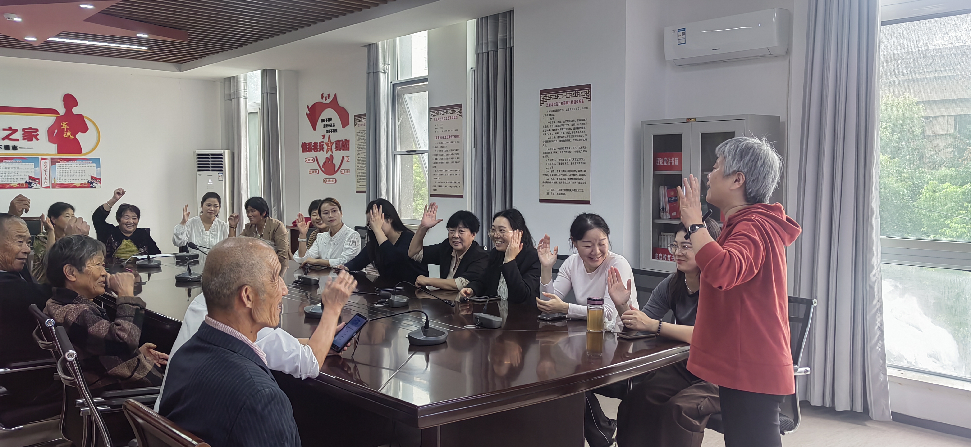 4大家纷纷举手赞同刘老师的讲话.jpg