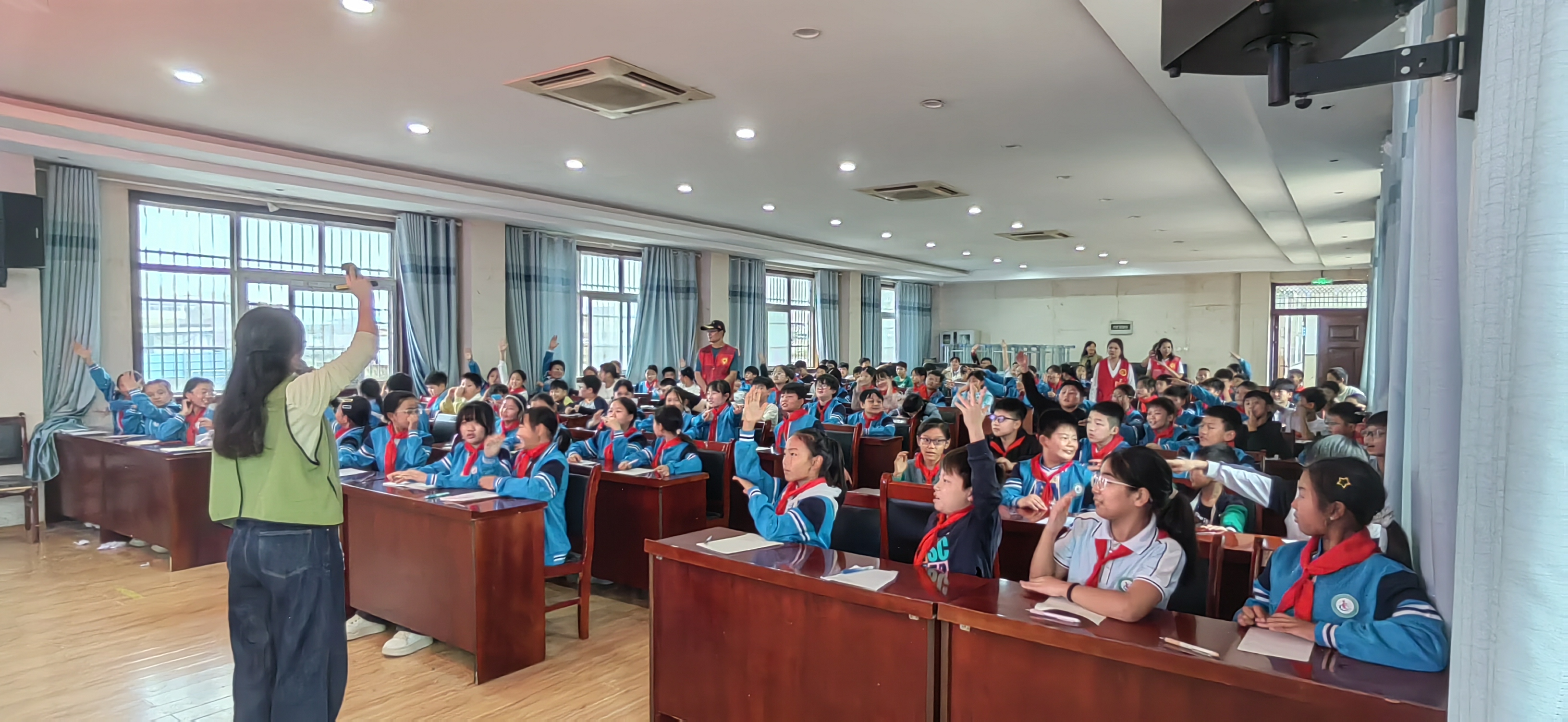 2.同学们与老师积极互动.jpg
