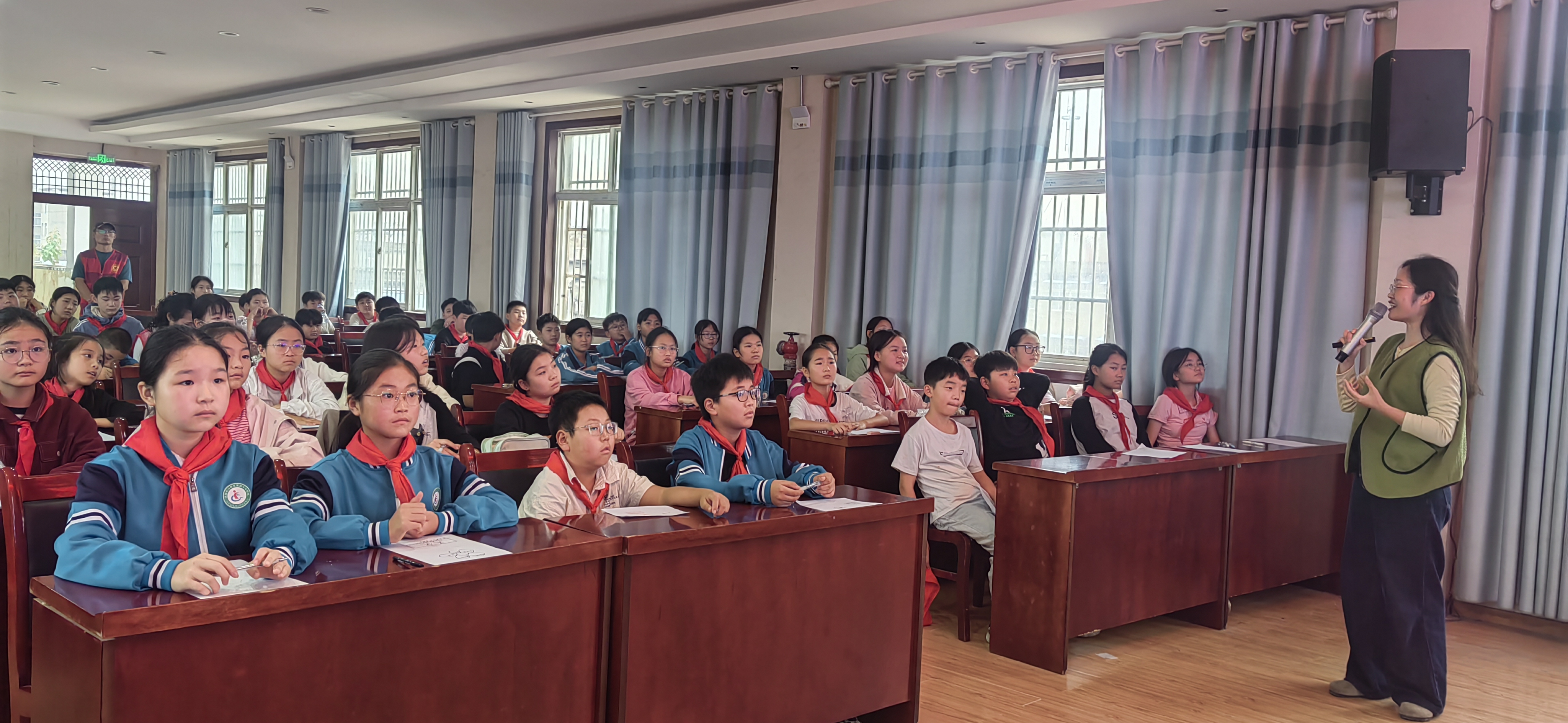1.同学们认真听讲.jpg