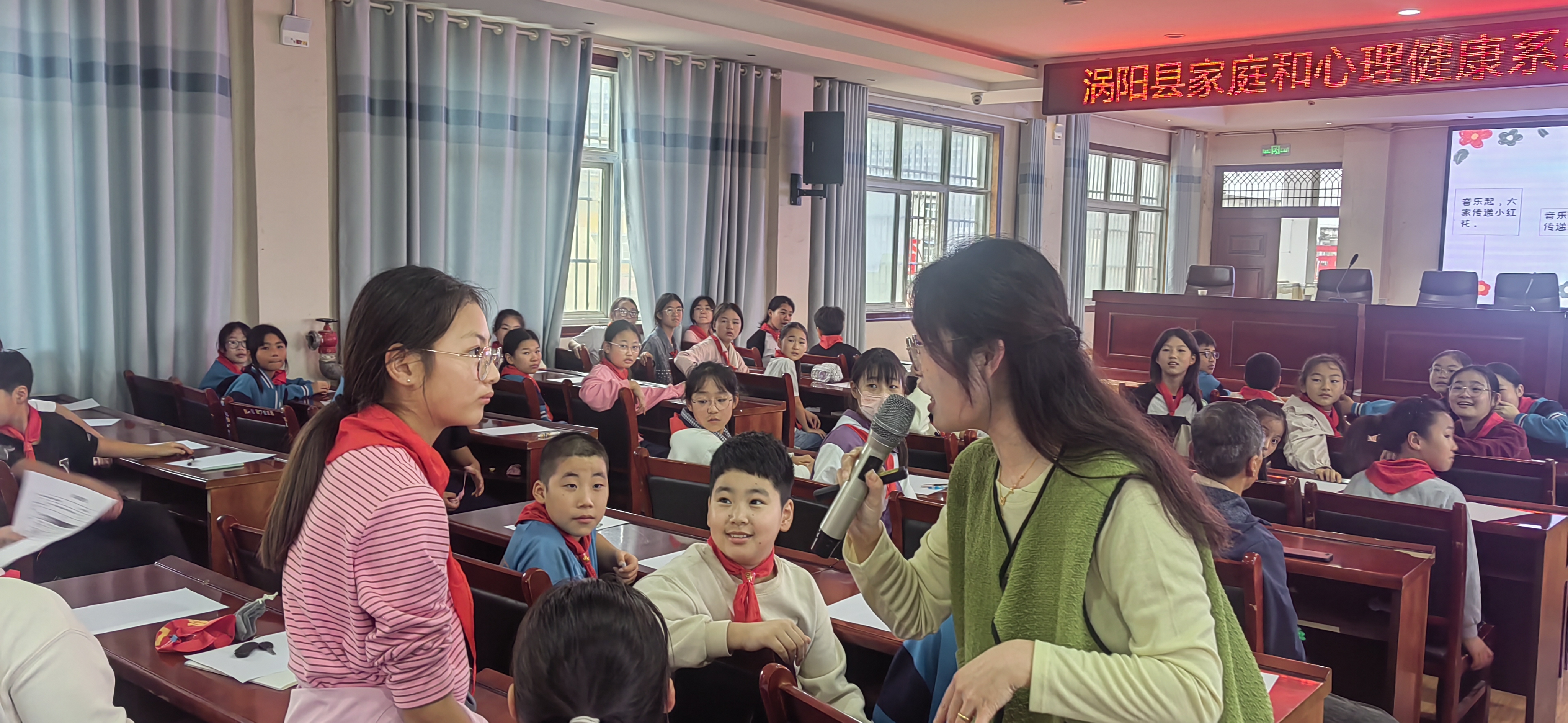 2.老师与学生互动中.jpg