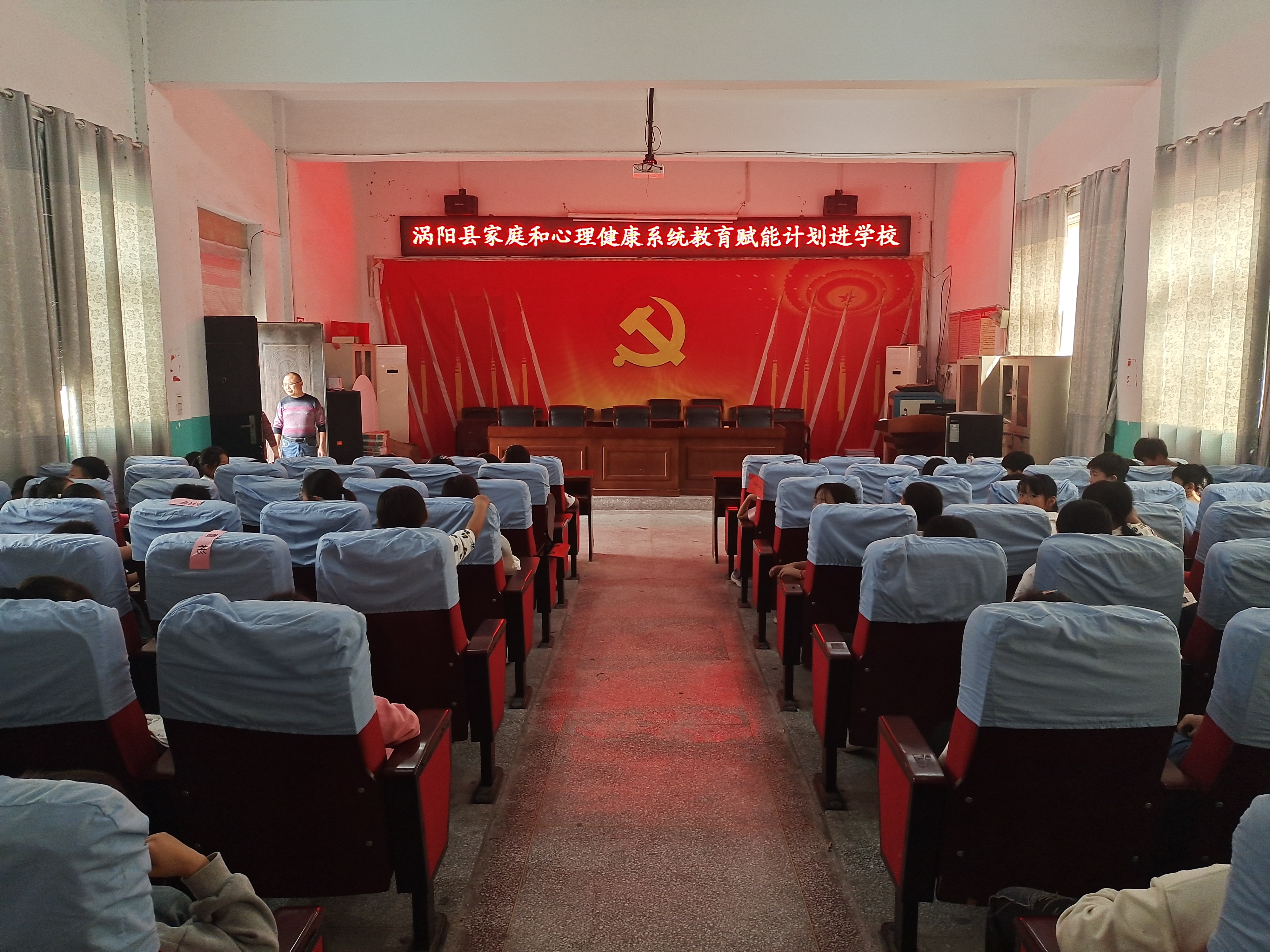 1孩子们有序坐好.jpg