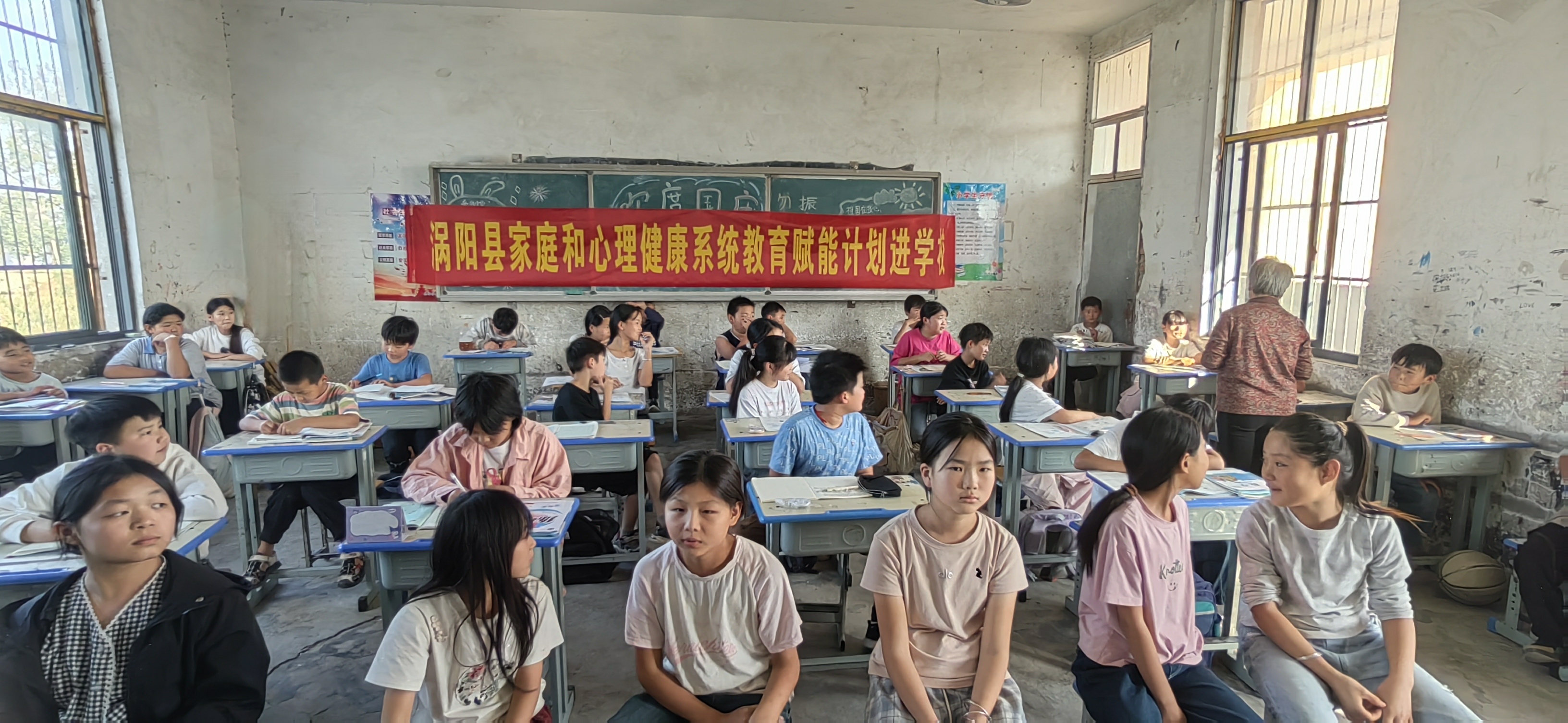 2刘老师与同学互动中.jpg
