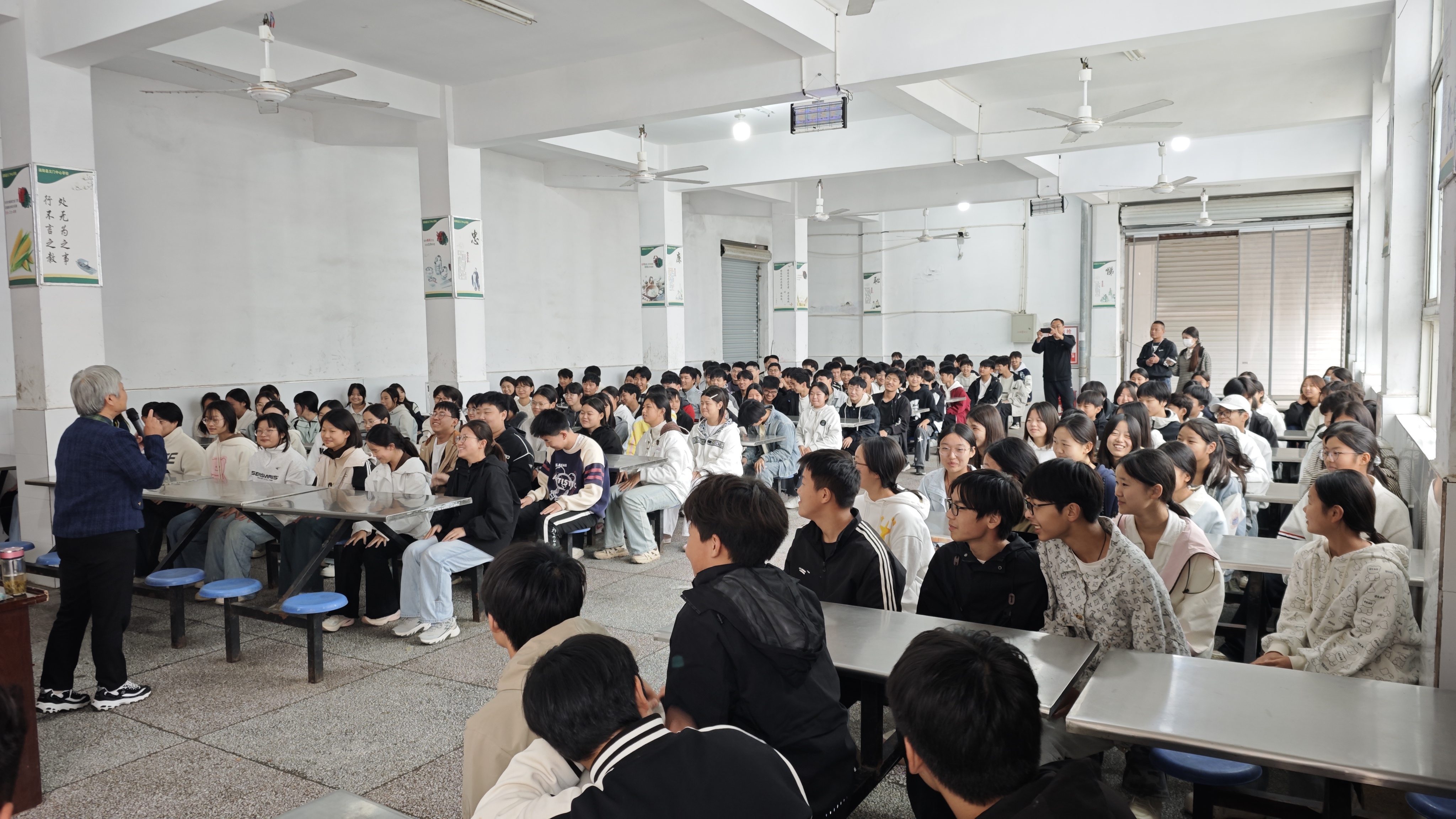 6学生们在快乐放松的氛围中认真听课.jpg