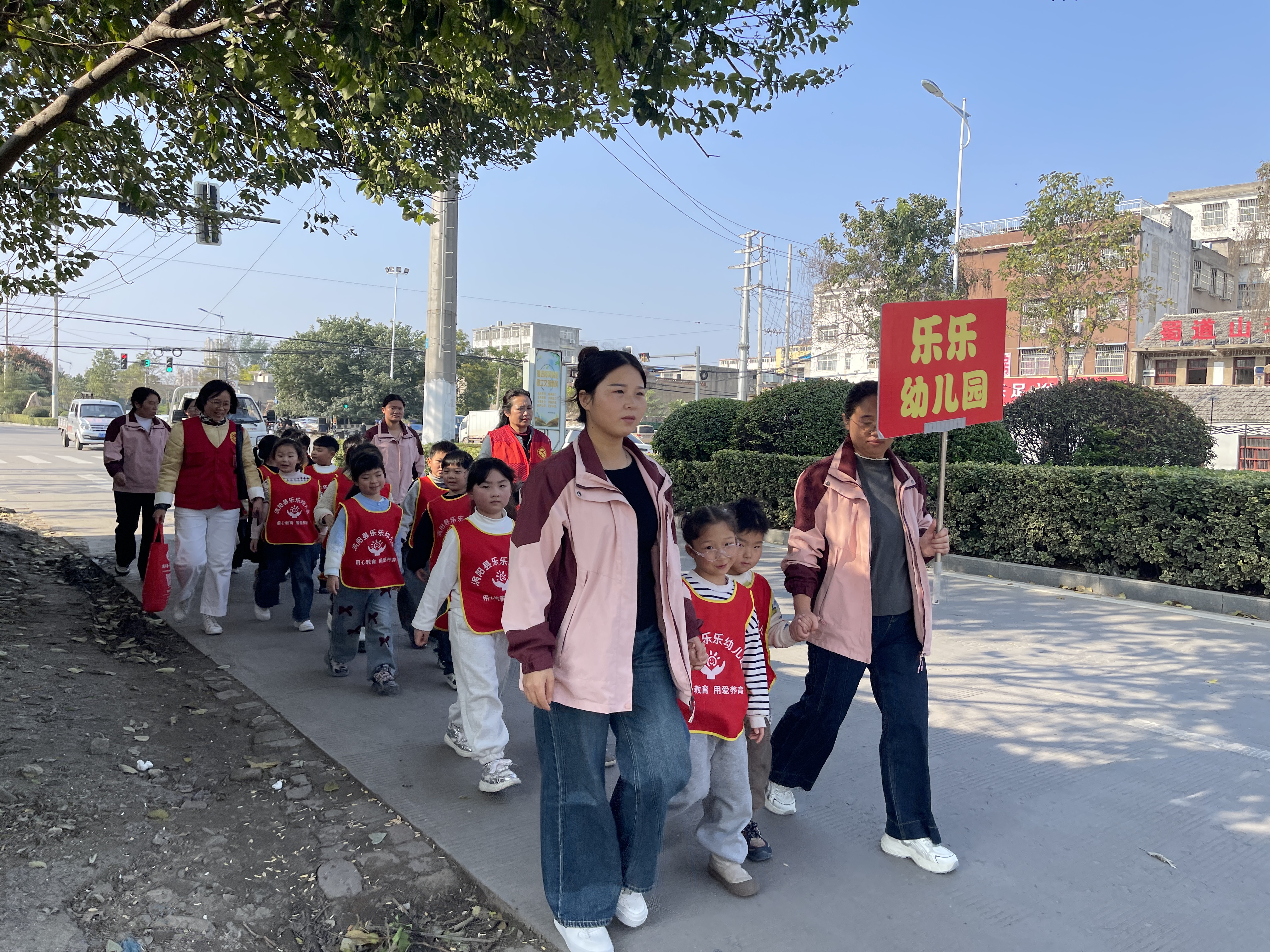 i_20251029065555969784.jpg 1幼童列队行,志愿护途中.jpg