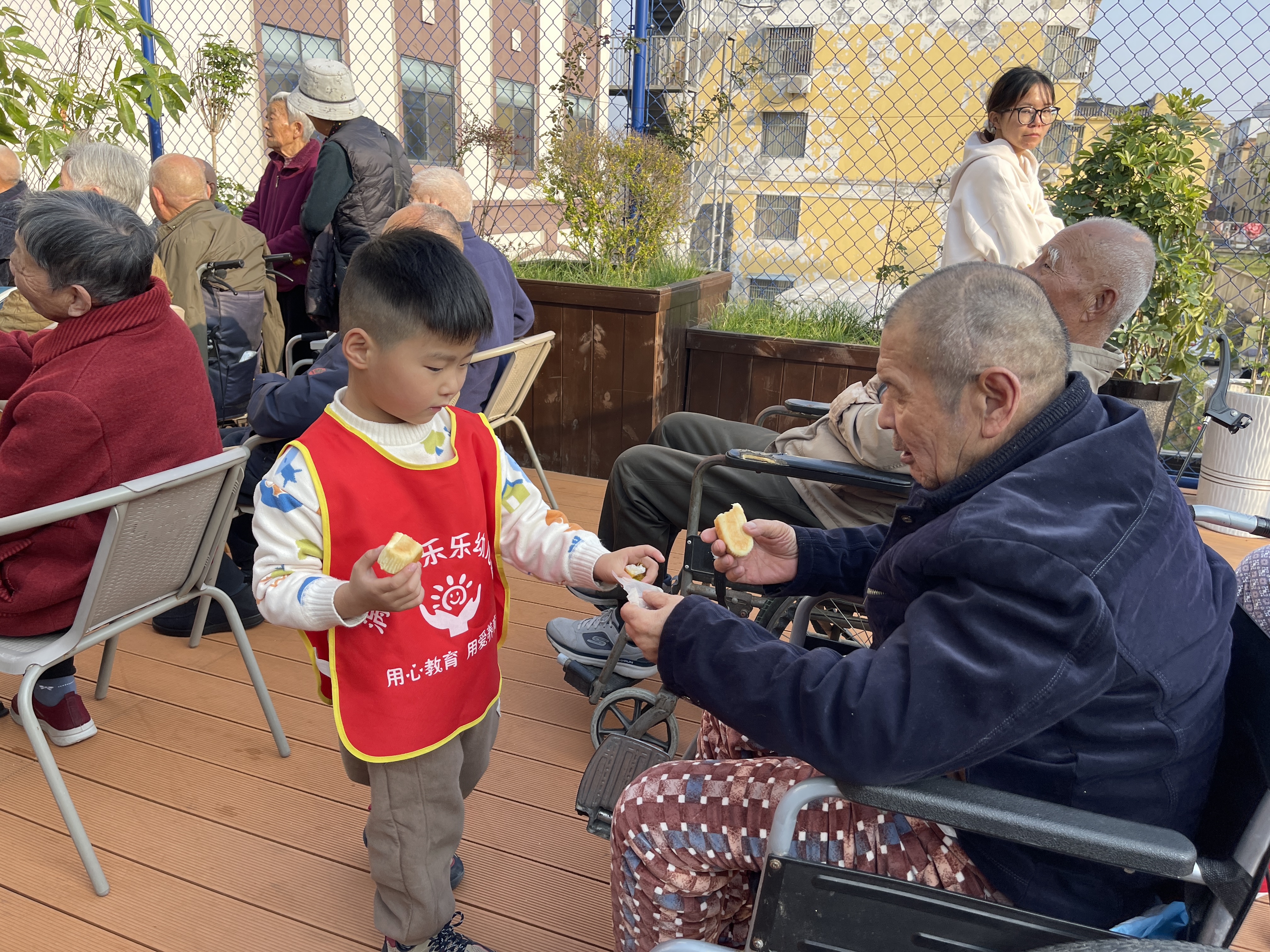 i_20251029065711778399.jpg 3小手递甜香,暖意入心房.jpg