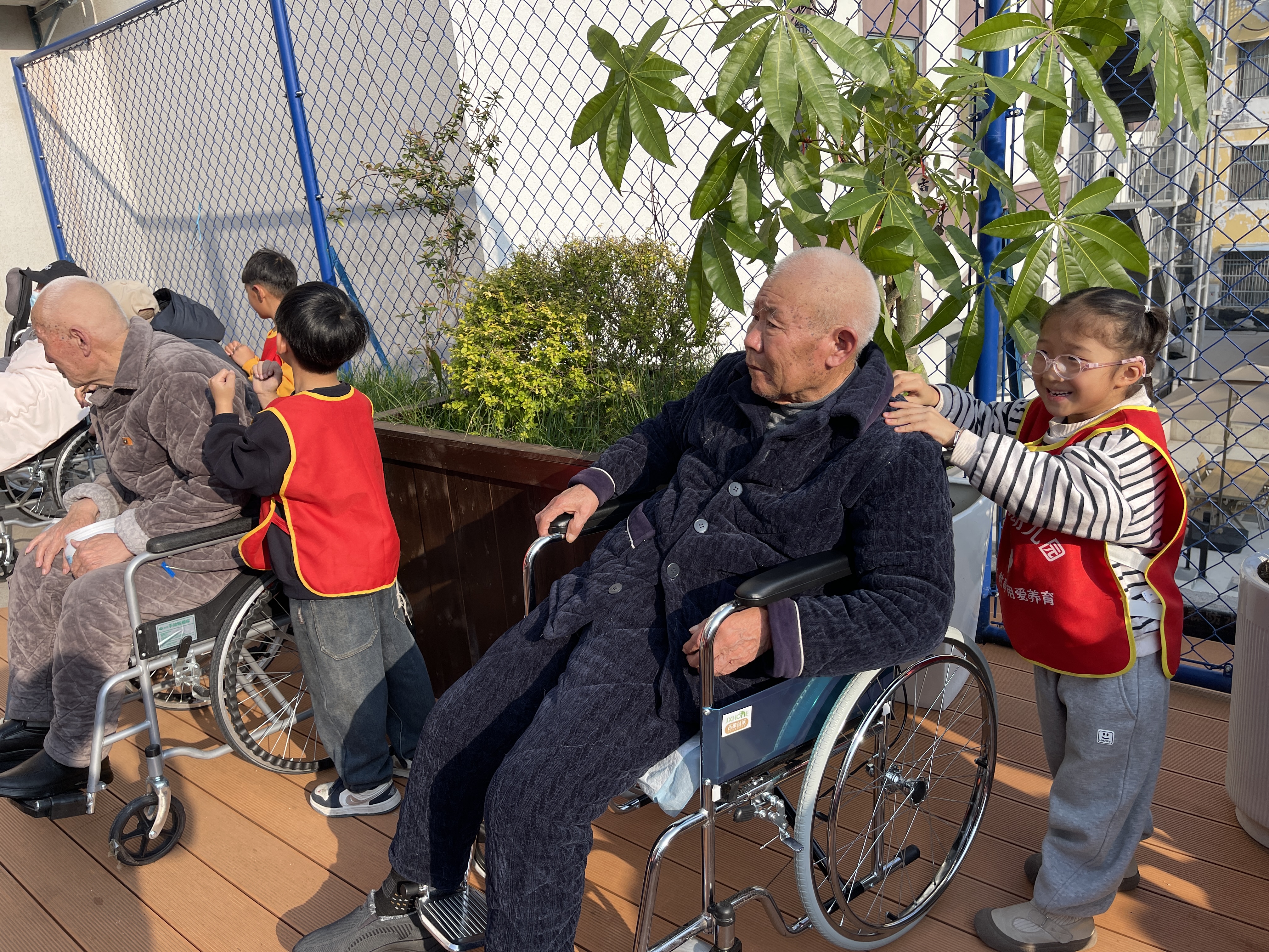 i_20251029065748677420.jpg 4轻捶揉肩背,童意胜春晖.jpg