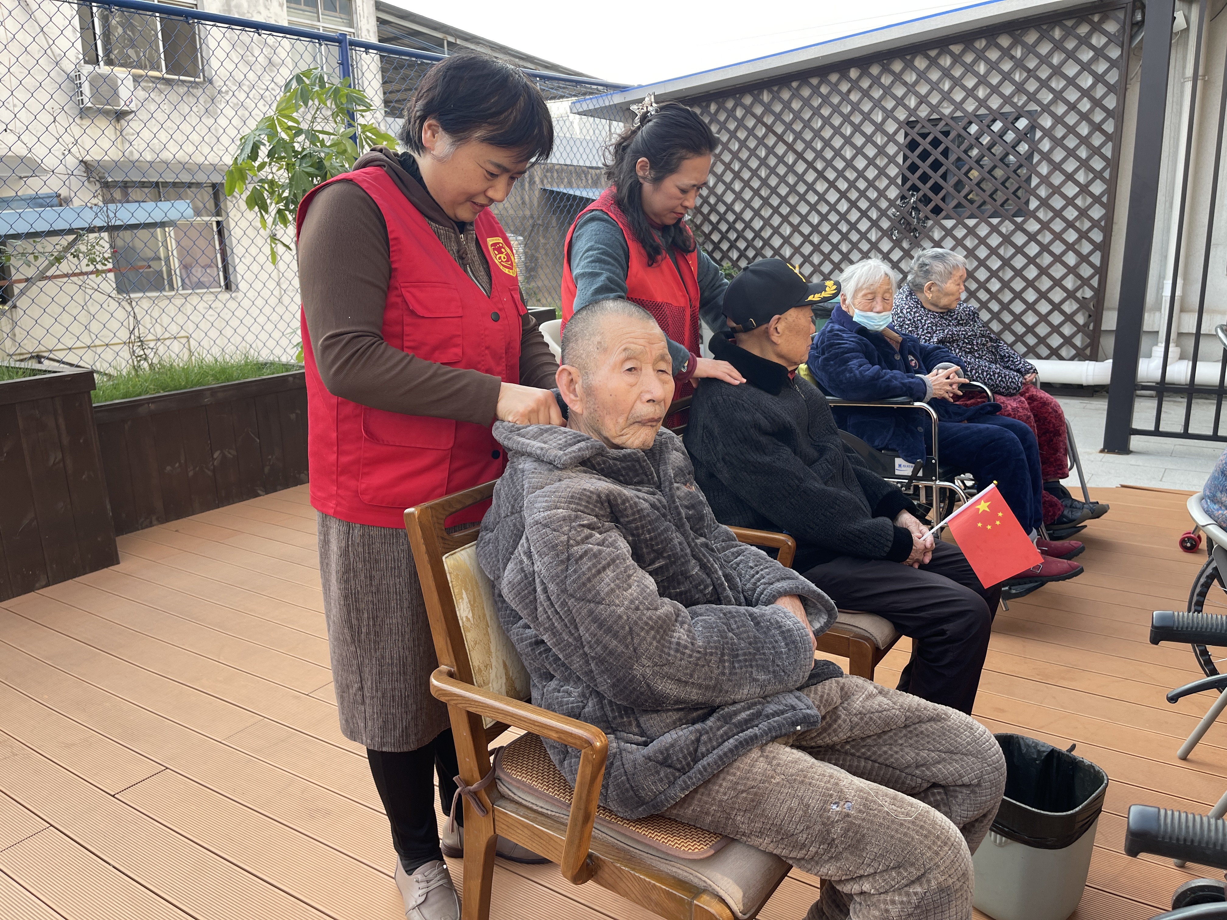 i_20251029065909930050.jpg 5志愿抚老肩,温情漫庭前.jpg