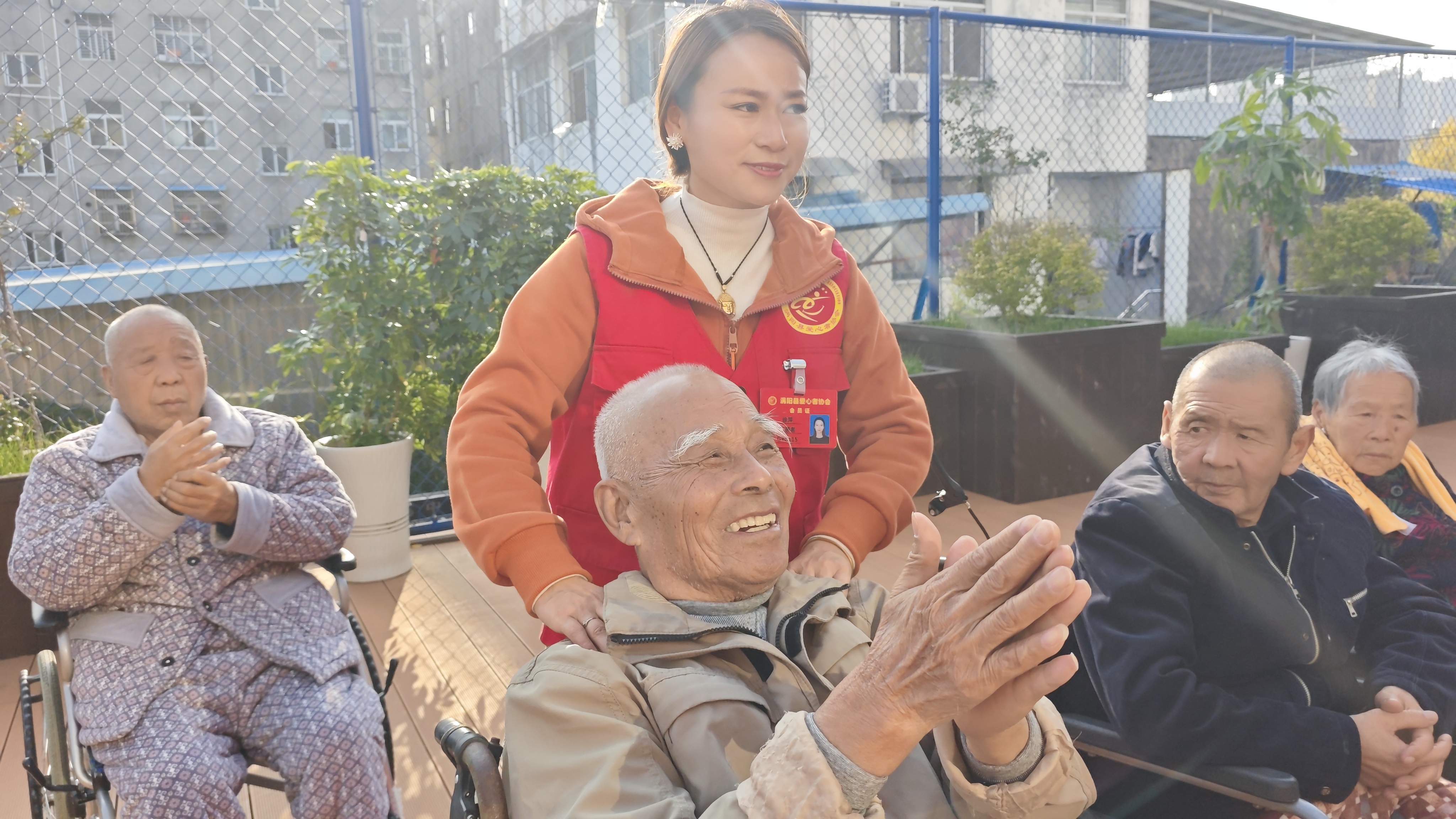 i_20251029065934158562.jpg 6笑伴捶肩乐,重阳暖意多.jpg