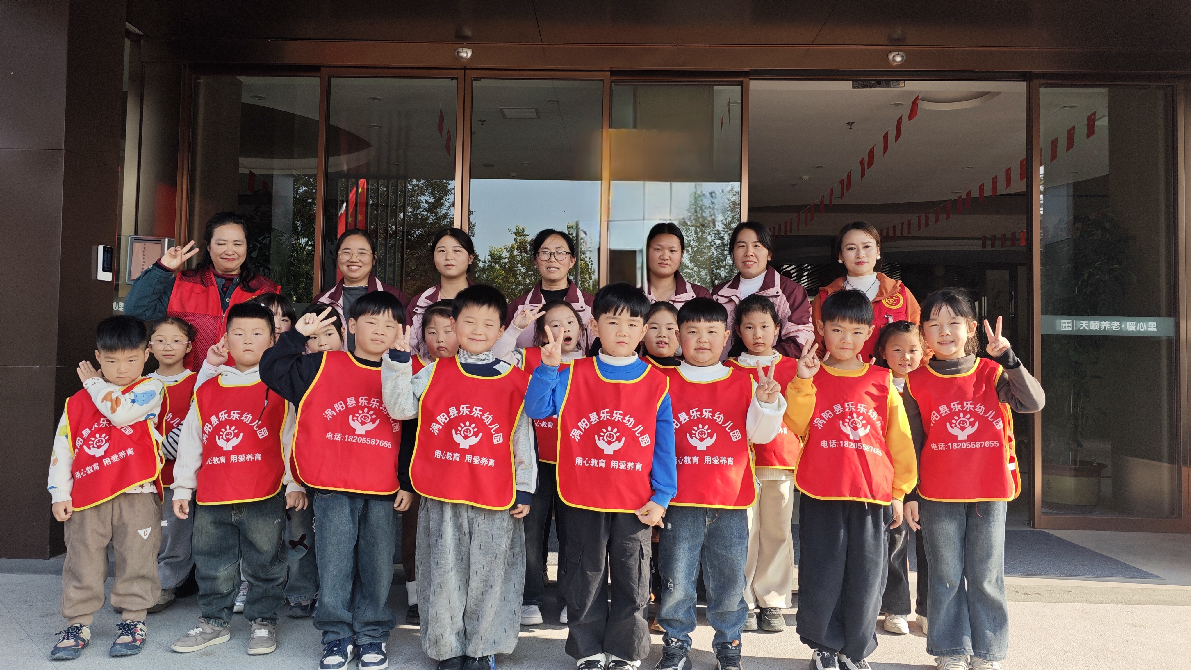 i_20251029070007932136.jpg 7童愿伴耆年,合影存暖甜.jpg