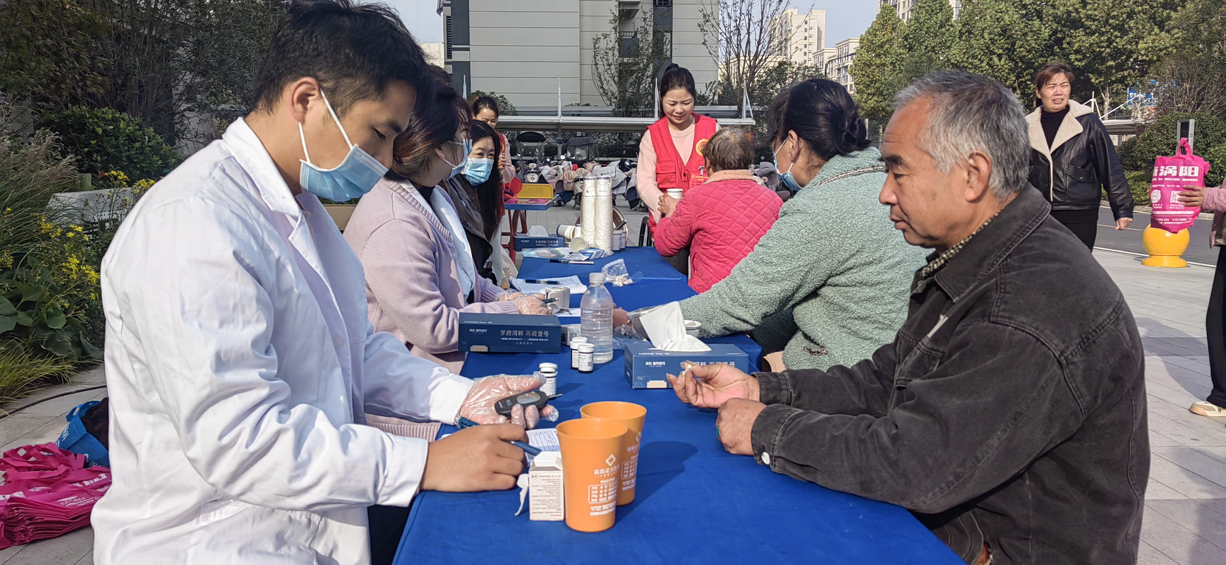 i_20251029153612850361.jpg 2为居民测血糖.jpg