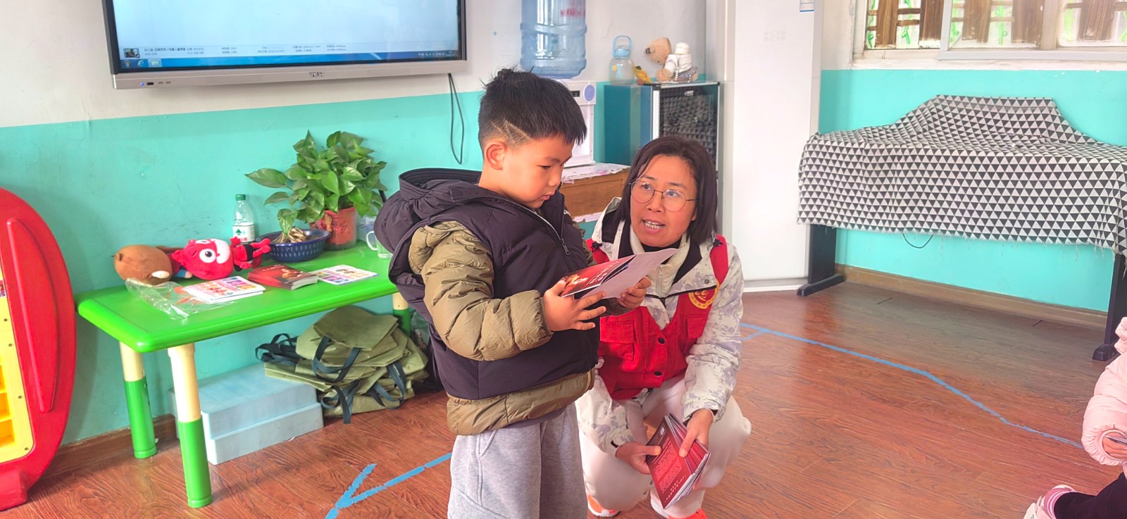 “守护童年安全”防烫伤课进校园 幼儿园萌娃学避险