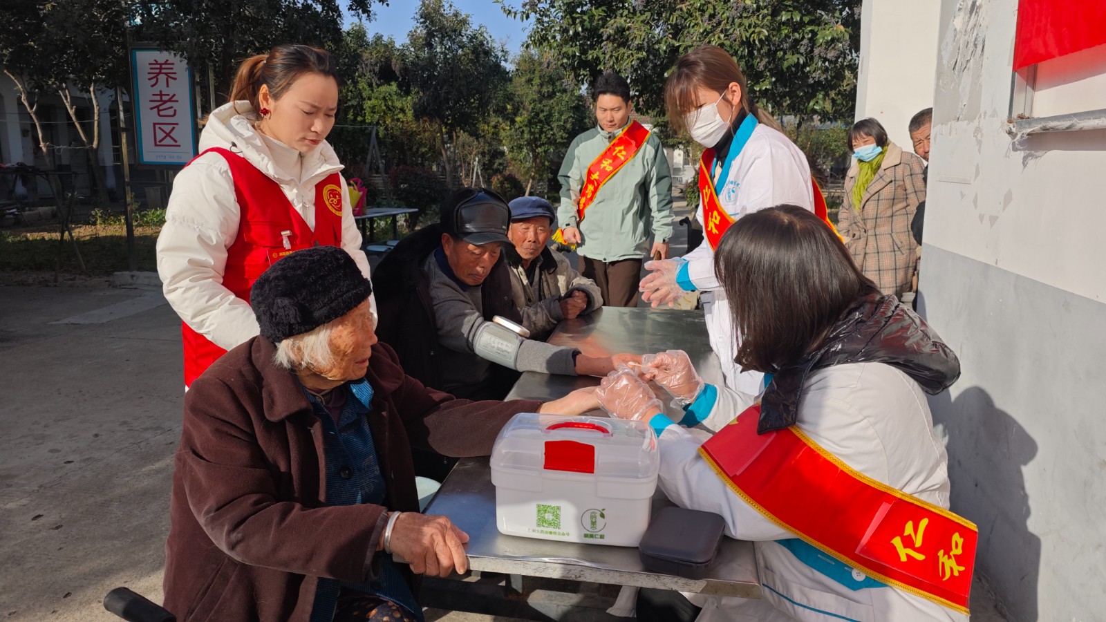 健康守护 情暖夕阳——敬老院公益行温情落幕
