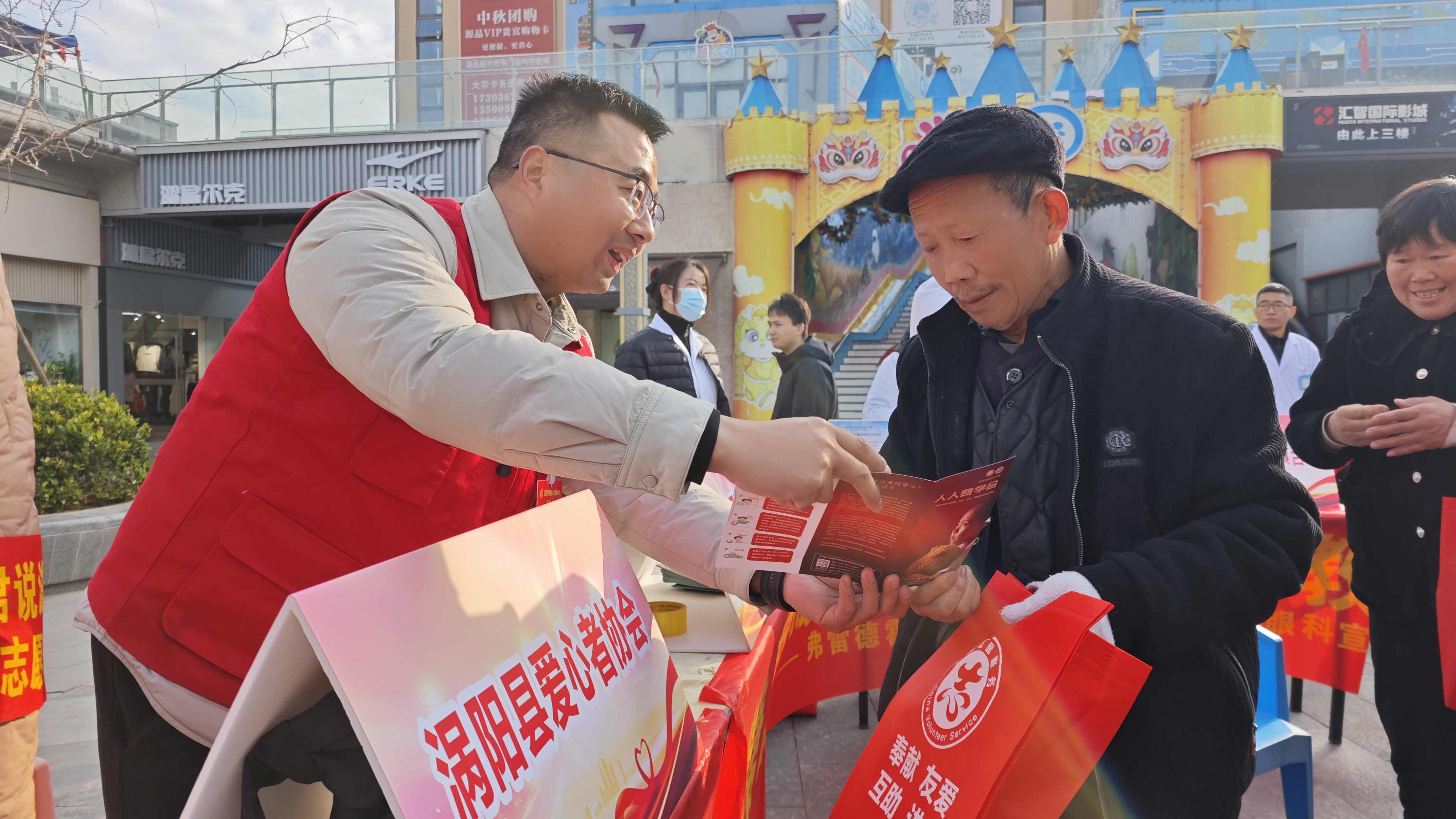 i_20251204160024700621.jpg 10向群众讲解防烫伤技巧.jpg