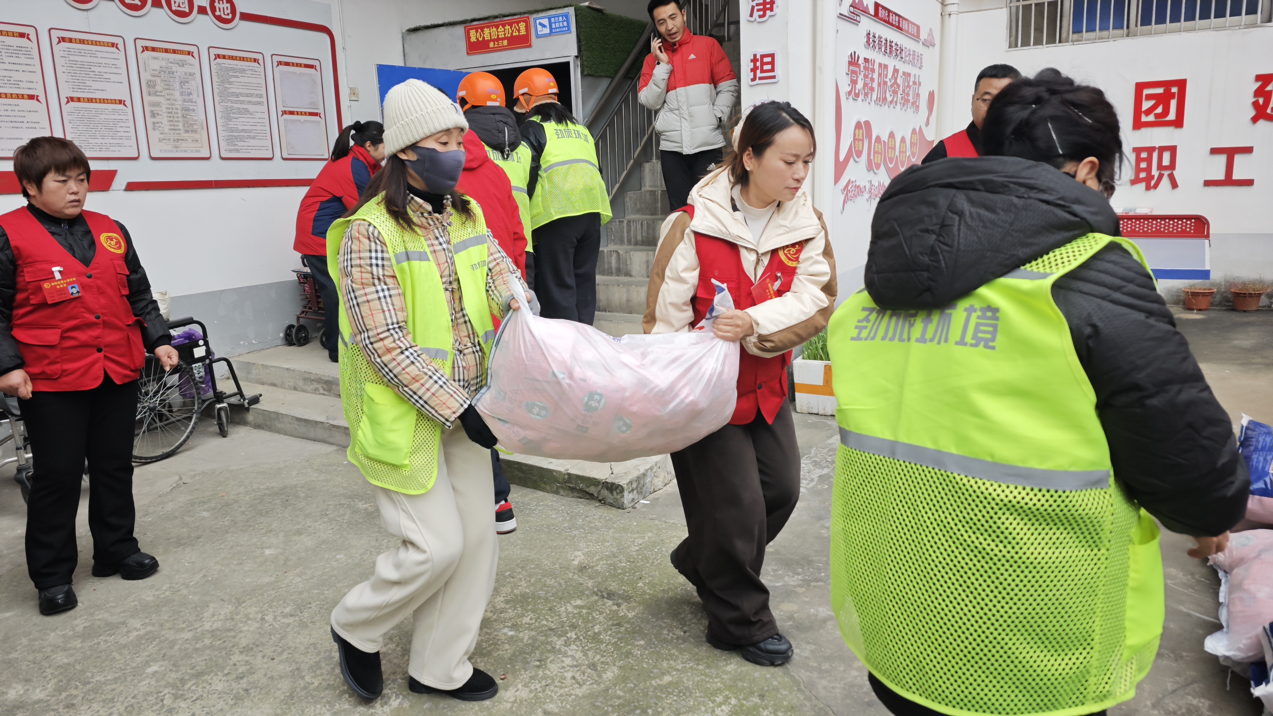 i_20251213180112412081.jpg 5志愿者在搬运物资.jpg