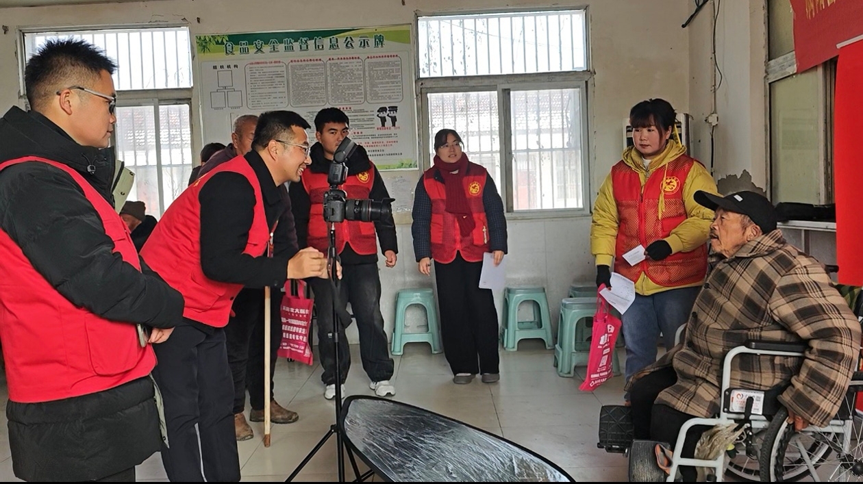 i_20251213193858169290.jpeg 3志愿者们边和老人唠家常边照相.jpeg