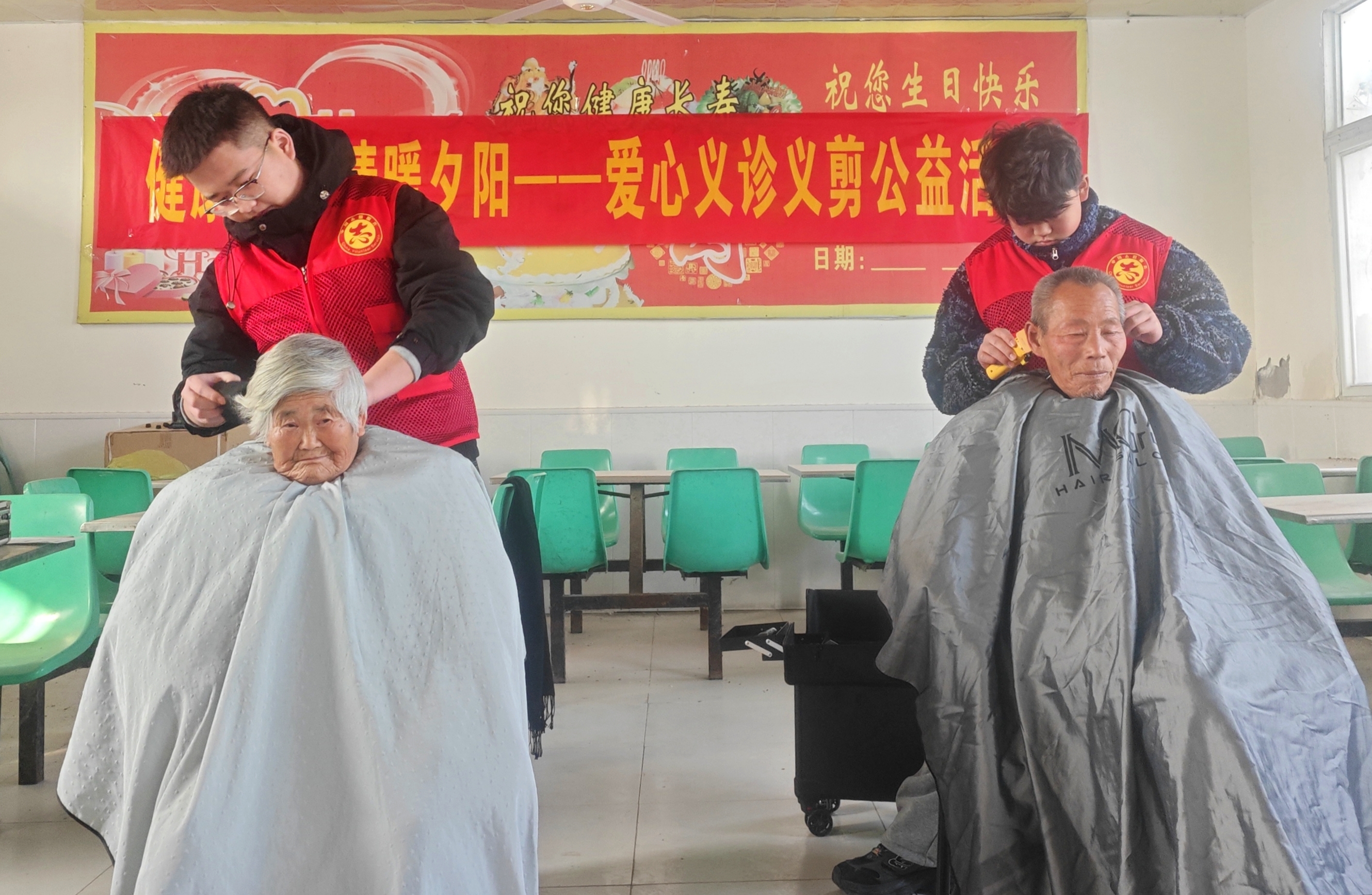 i_20251213193927170610.jpeg 2青年志愿者为老人义剪.jpeg