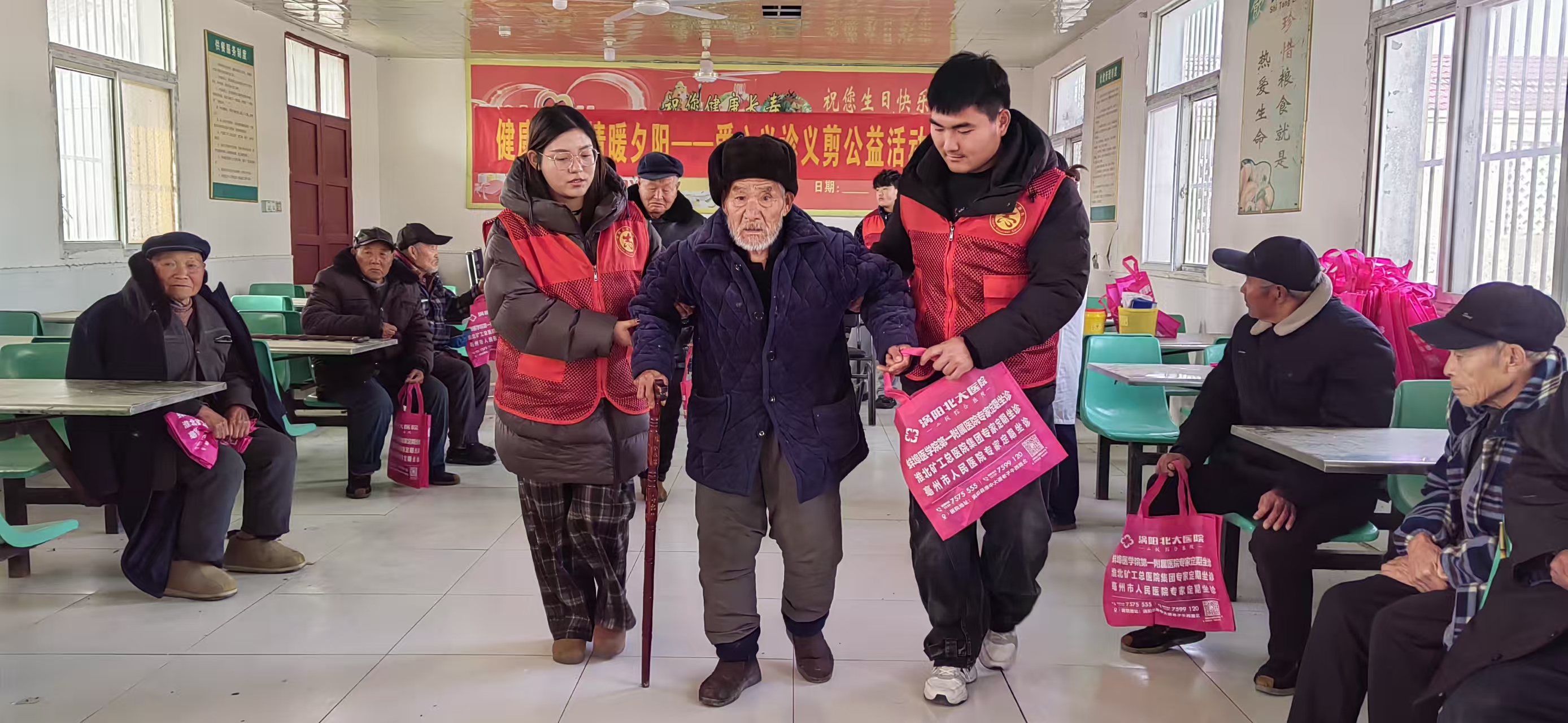 i_20251213194032388200.jpeg 4夫妻志愿者搀扶老人去照相.jpeg