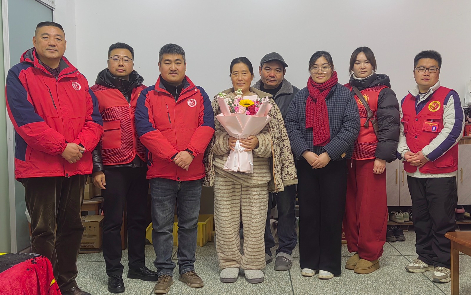 简讯：细雨送暖传温情 协会慰问暖人心