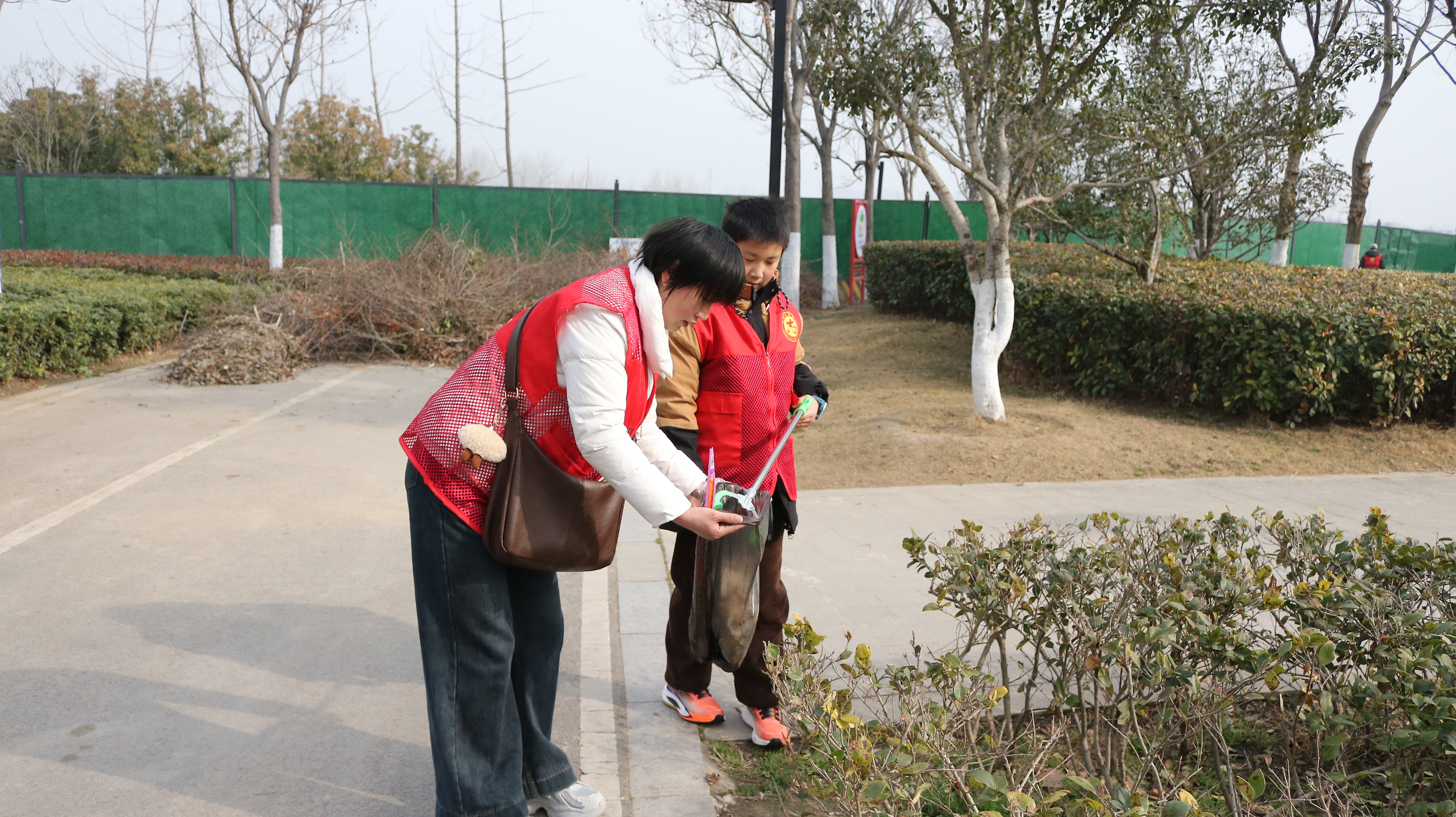 4母子齐上阵 为环保做贡献.JPG