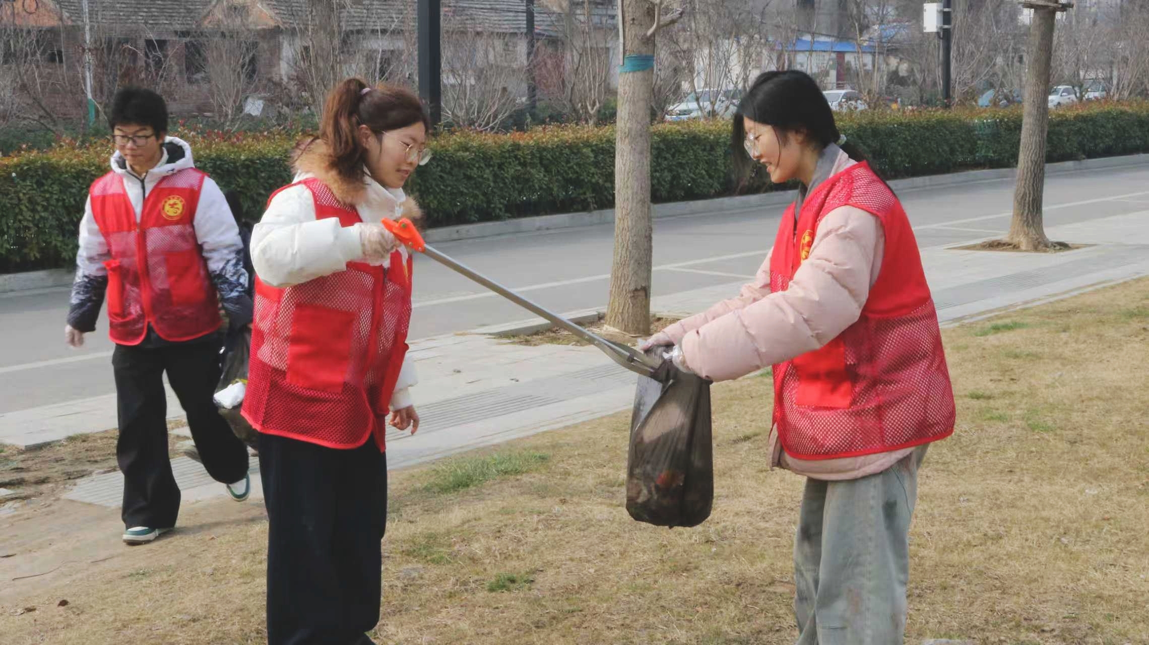 8 默契配合捡拾垃圾.jpg