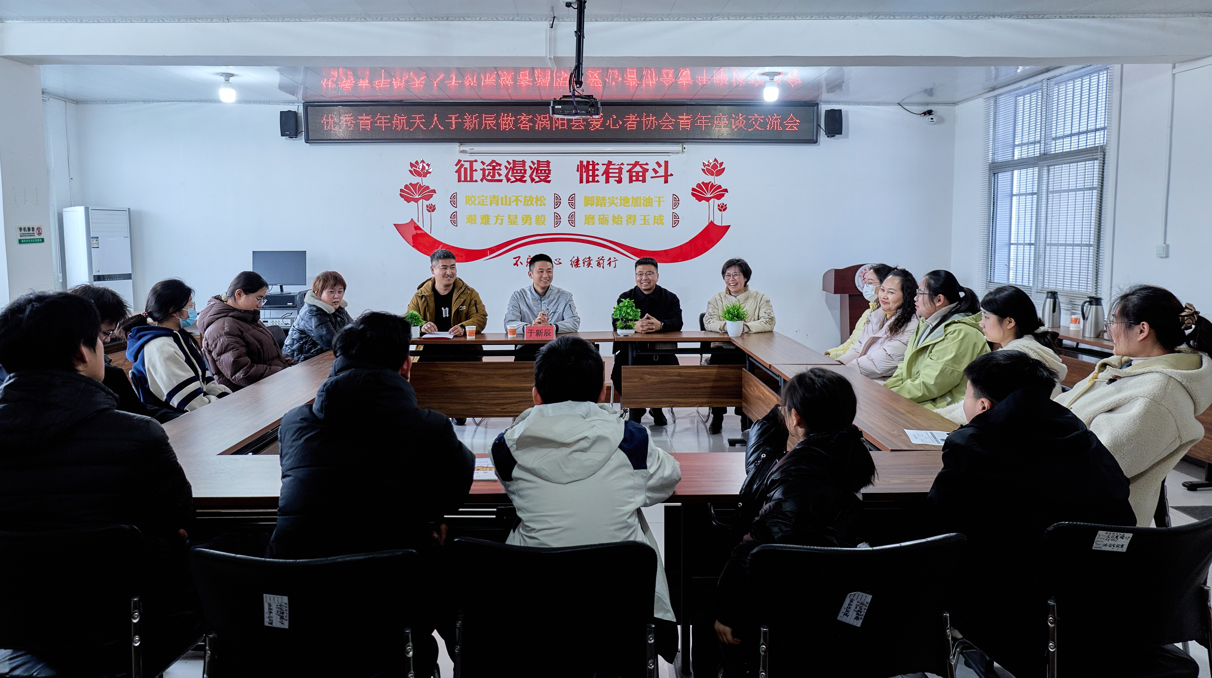 i_20260223200810107833.jpg 2为在座学生普及了航天基础知识.jpg