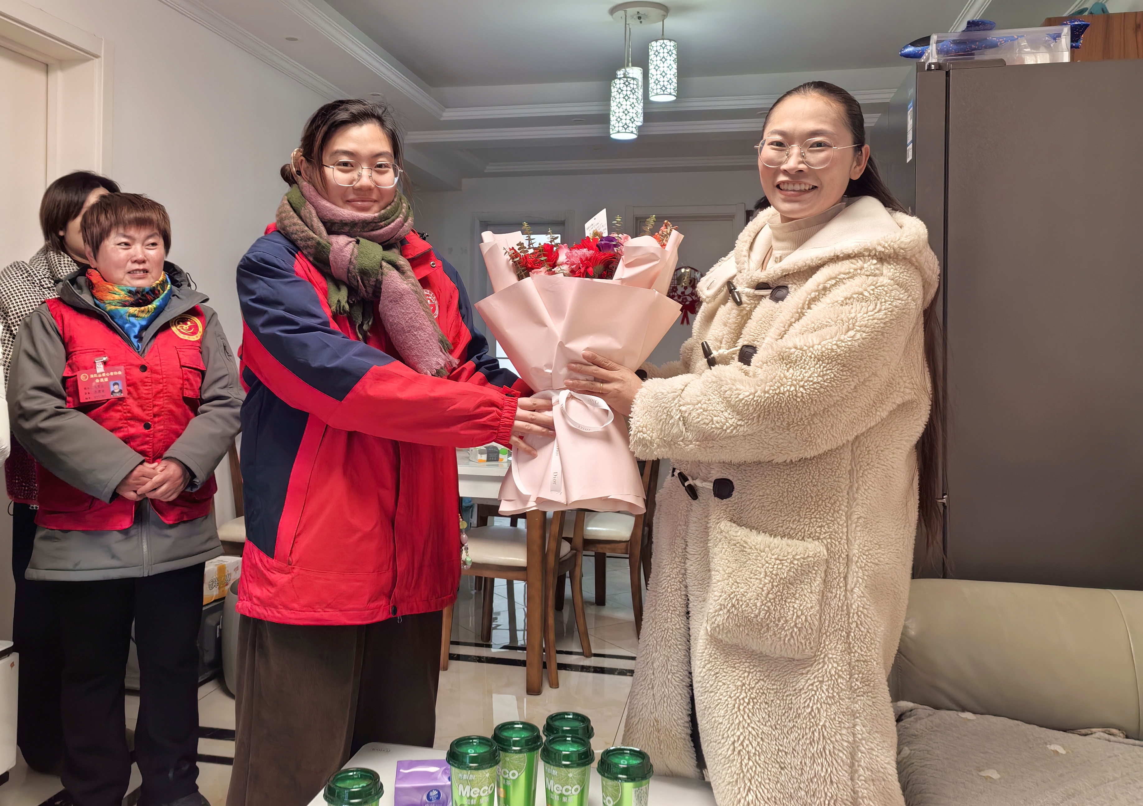 i_20260309102008664640.jpg 1给优秀家人送鲜花.jpg