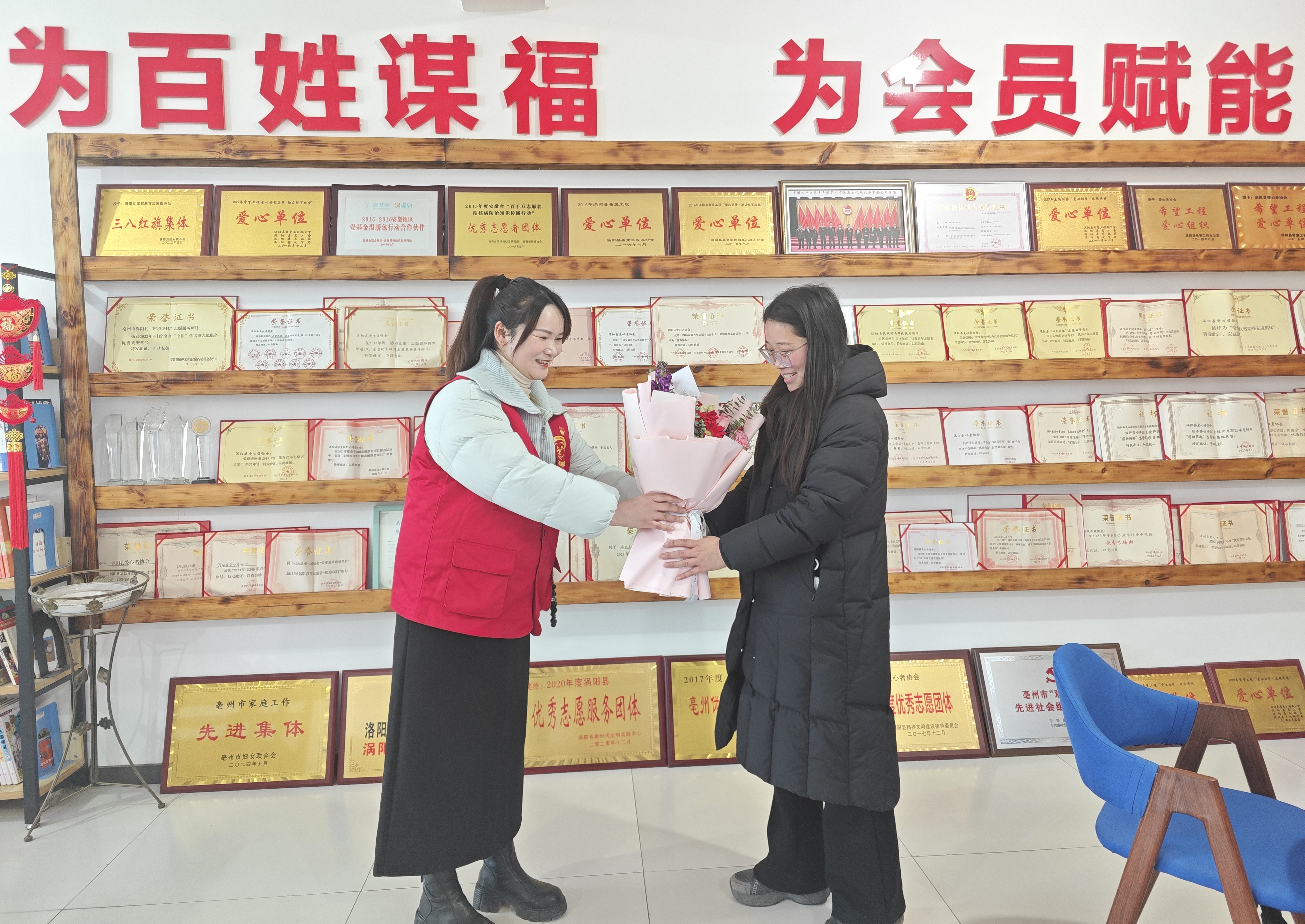 i_20260309102355212832.jpg 3给优秀家人送鲜花.jpg