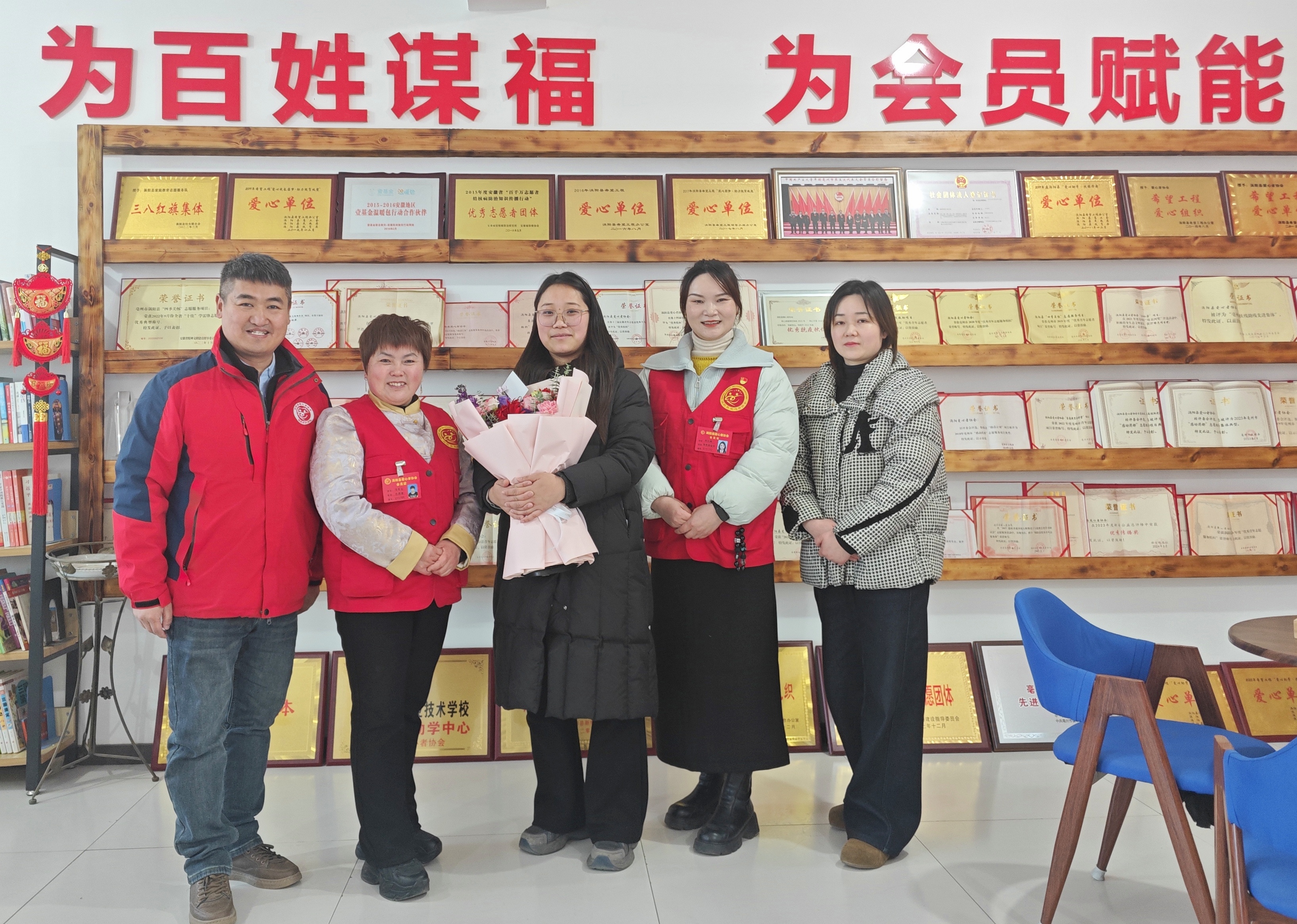 i_20260309102822245203.jpg 8温暖合影.jpg