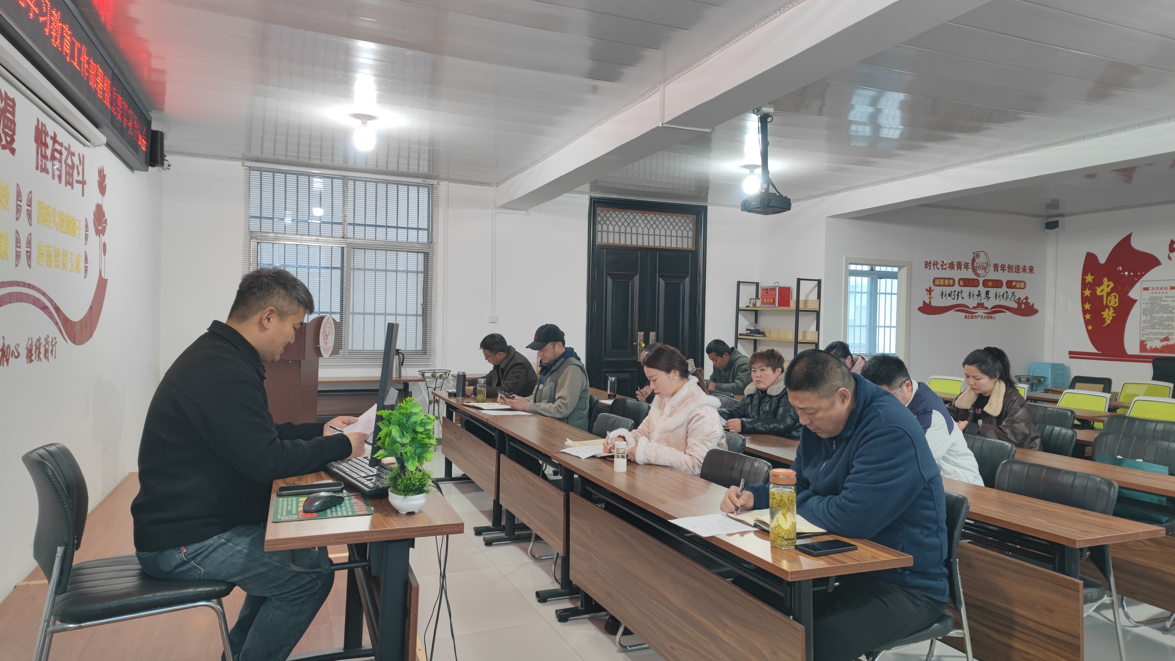 i_20260316112447841397.jpg 1尹冬冬带领大家集中学习.jpg