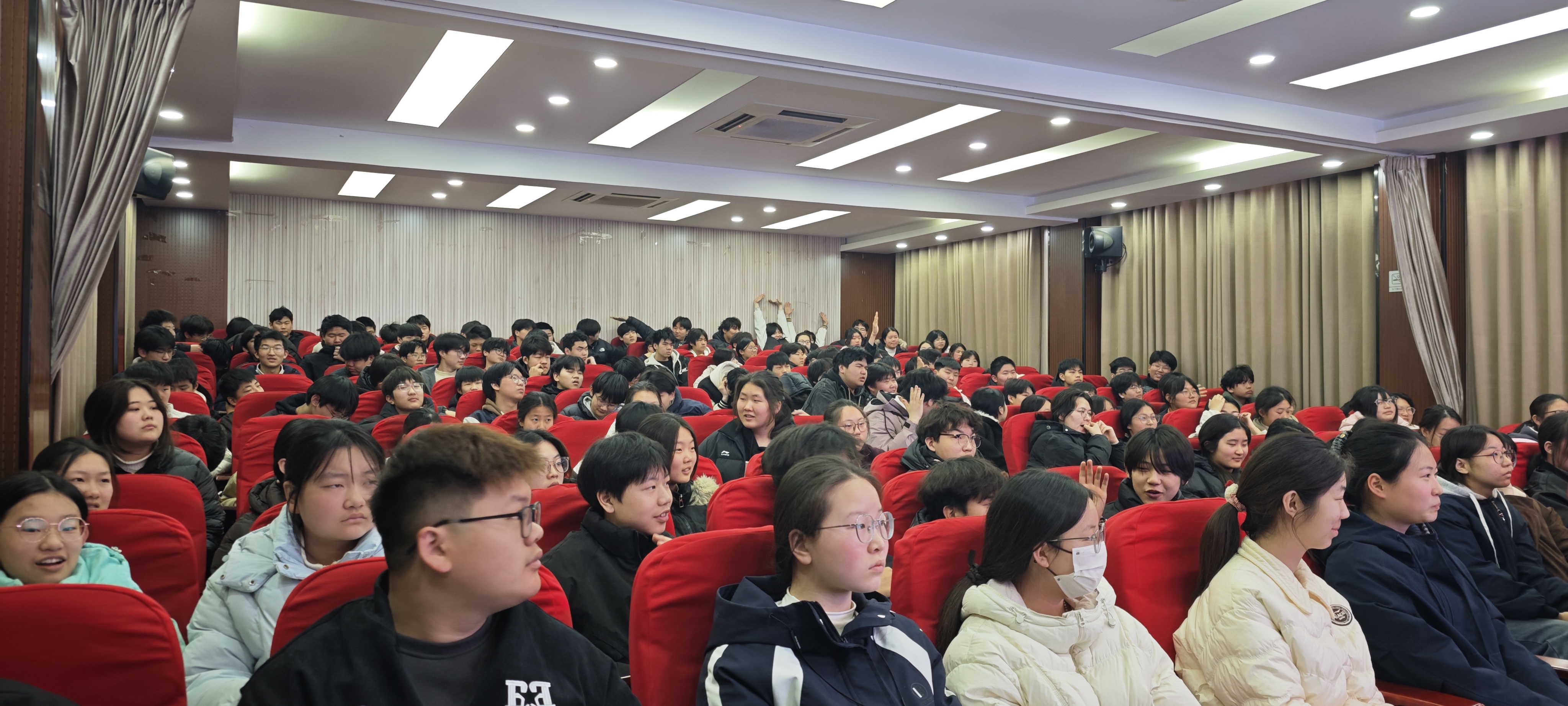 i_20260320153120926023.jpg 7互动环节,学生勇敢的举手回答问题.jpg