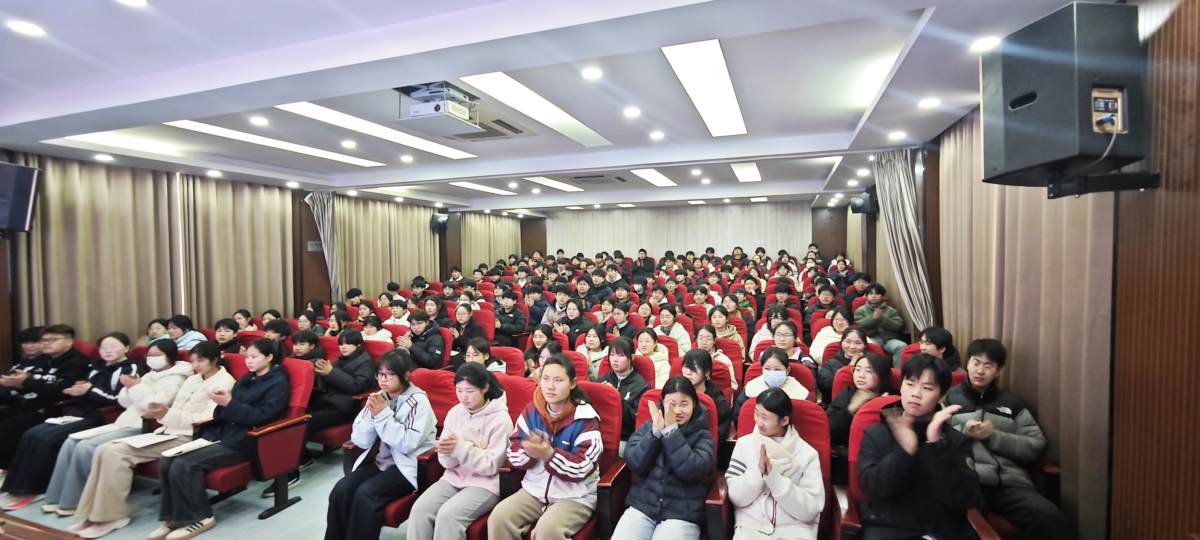 i_20260320153545850263.jpg 8宣讲交流现场阵阵掌声 (1).jpg