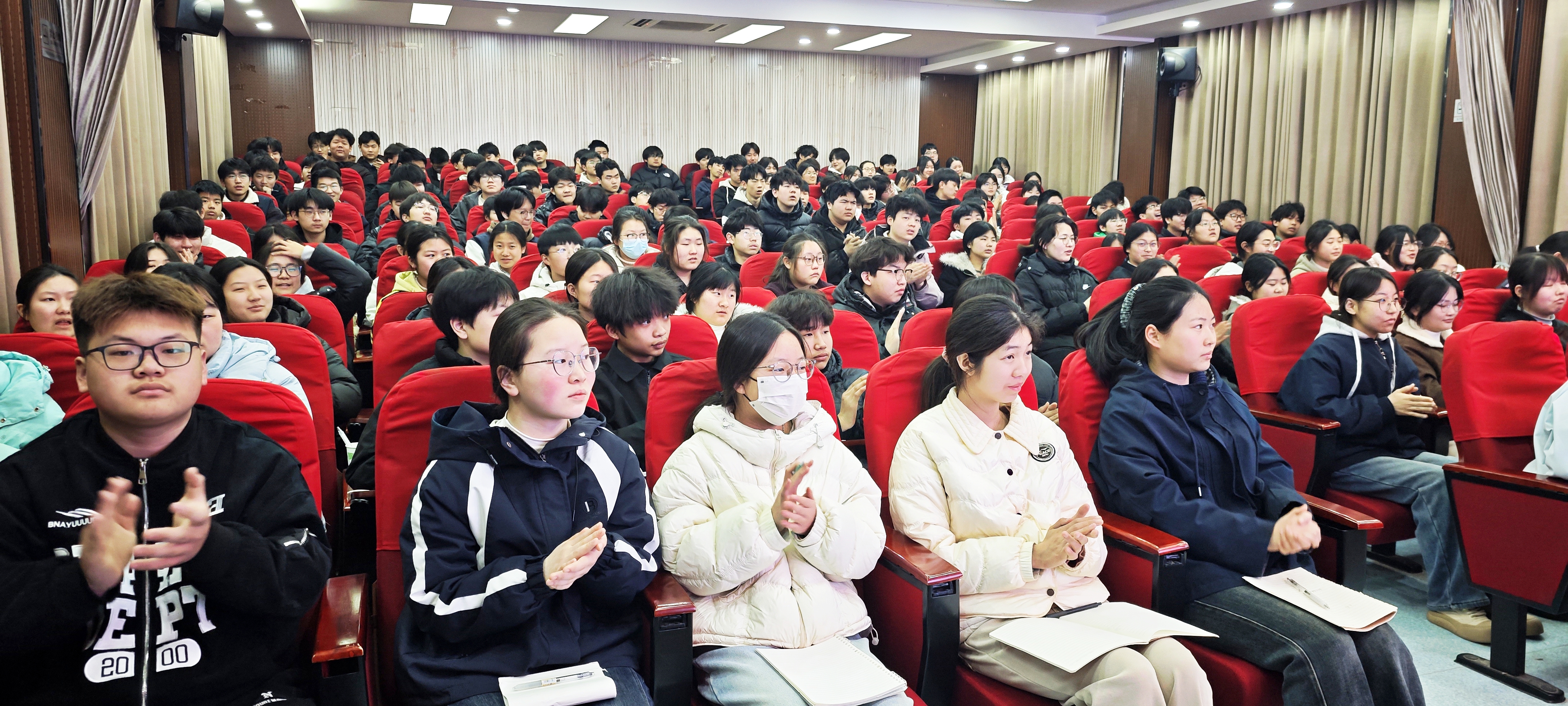 i_20260320153619364469.jpg 8宣讲交流现场阵阵掌声 (2).jpg