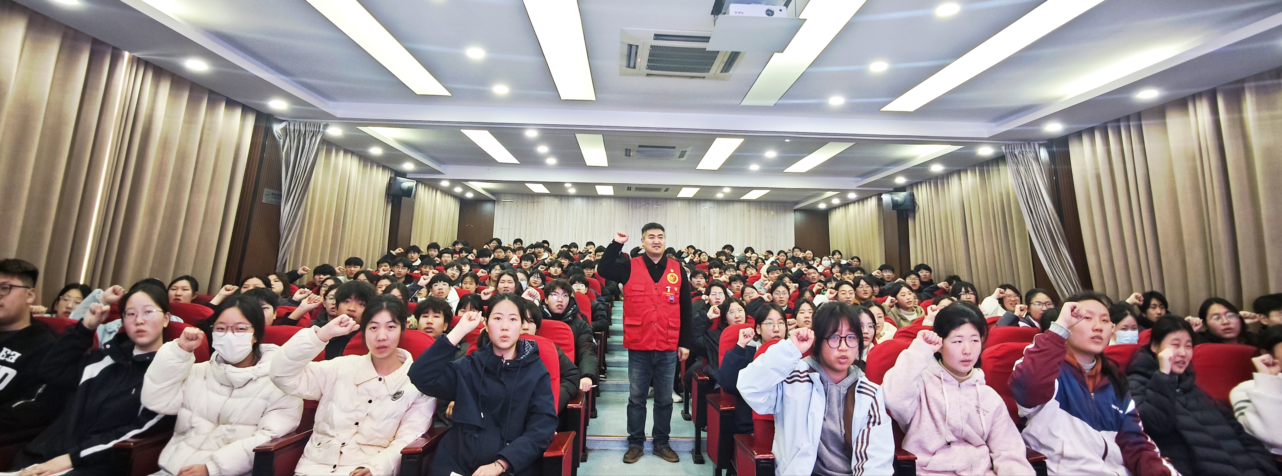 i_20260320153718442074.jpg 10尹冬冬讲师带领全体同学庄严宣誓.jpg