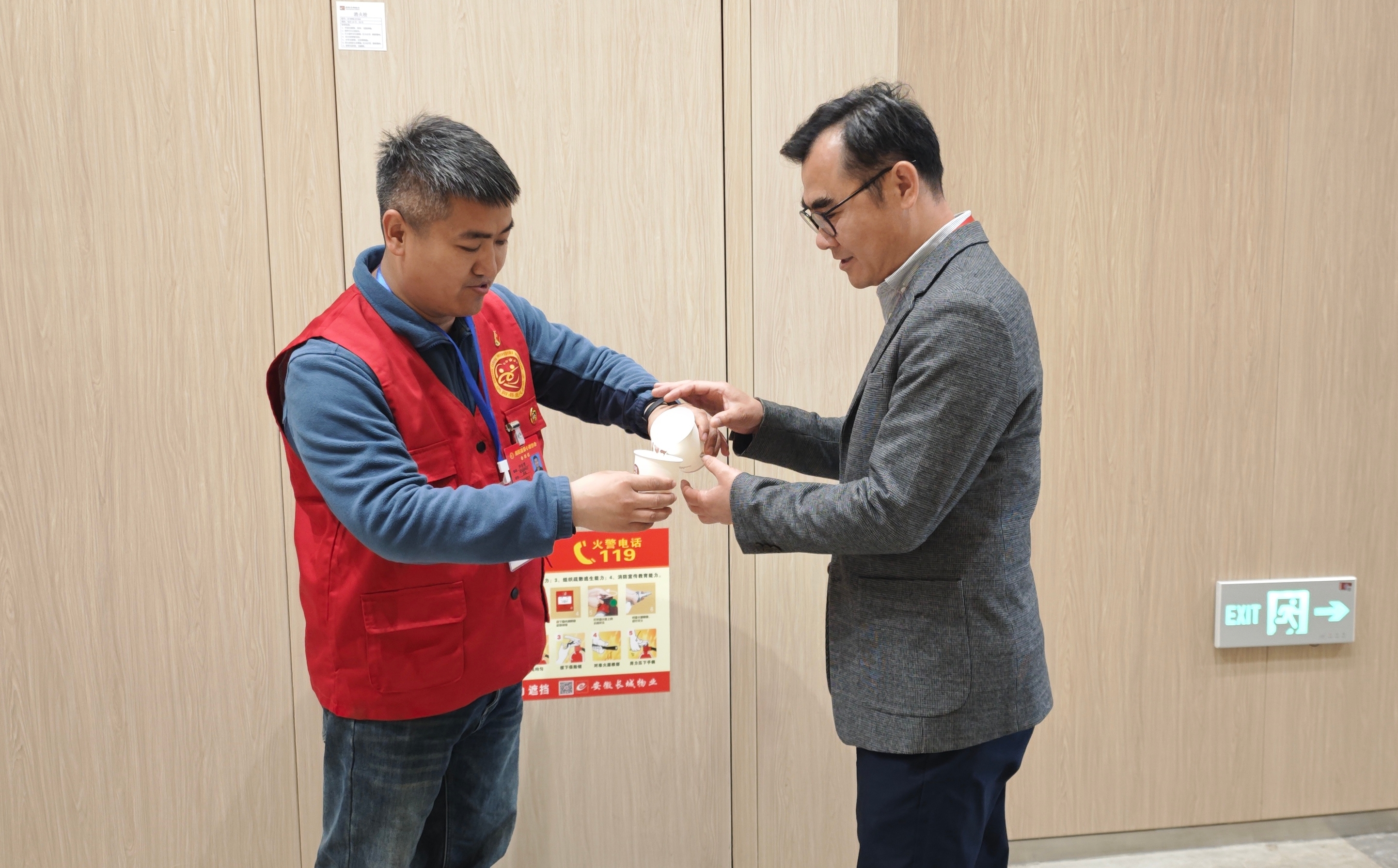 i_20260330213938683568.jpg 2志愿者为参会人员倒水.jpg