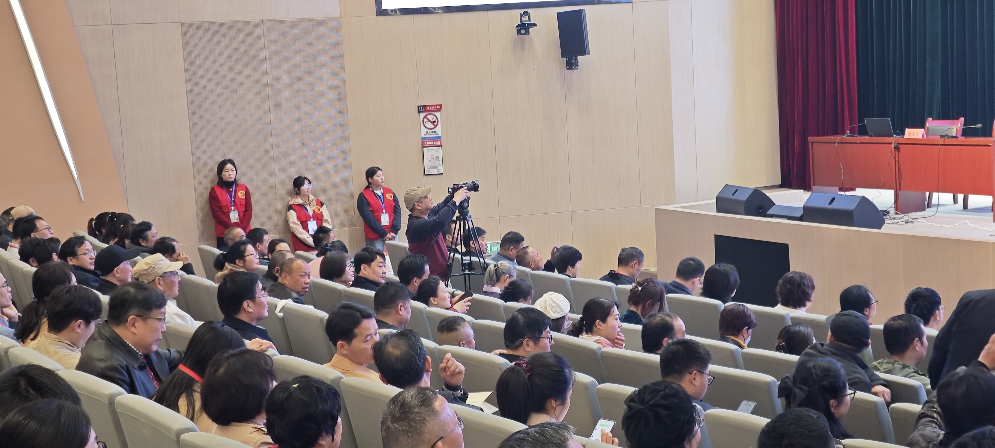 i_20260330214104556580.jpg 4志愿者分布座位席两侧,为开幕式顺利开展保驾护航.jpg