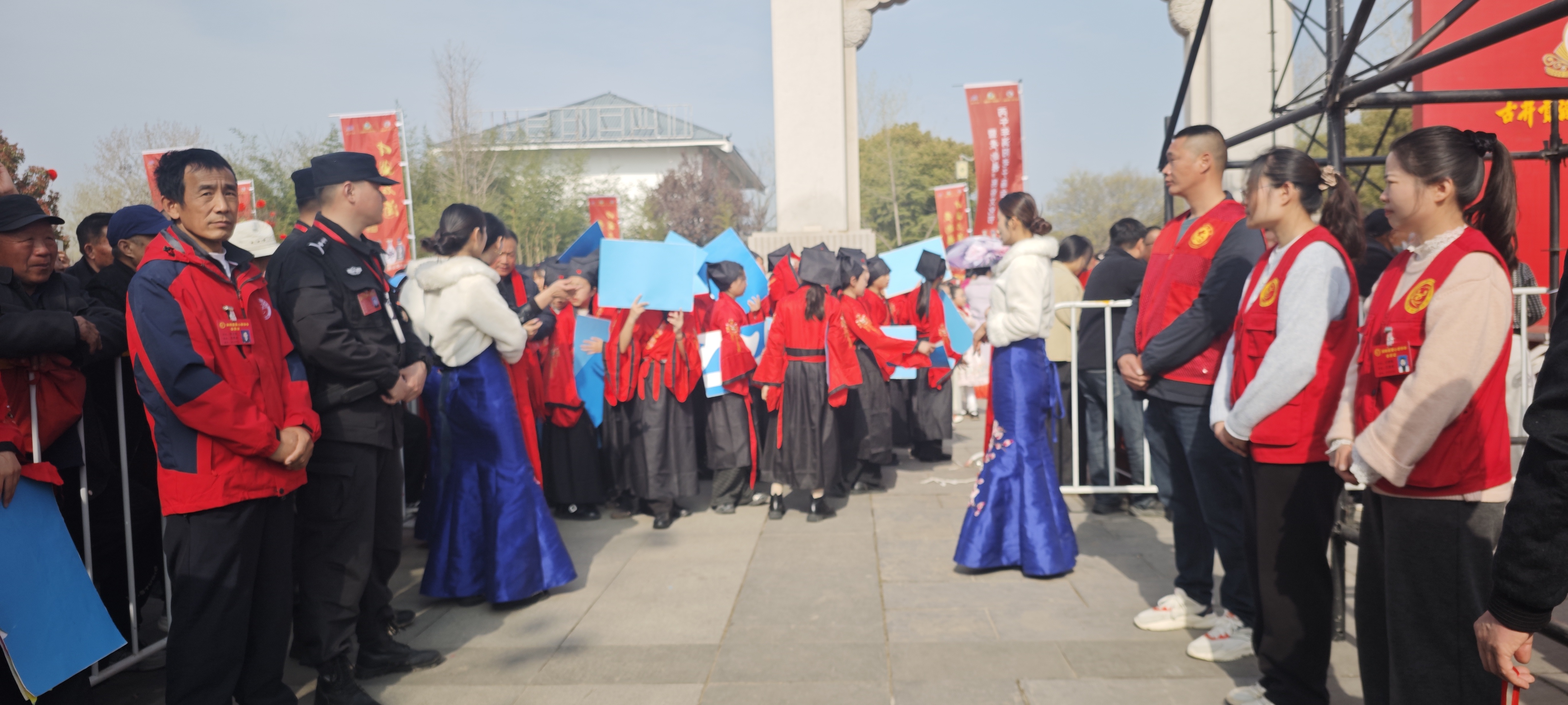 i_20260330215303342726.jpg 1丙午马年庙会启幕现场 志愿者与公安引导入场.jpg