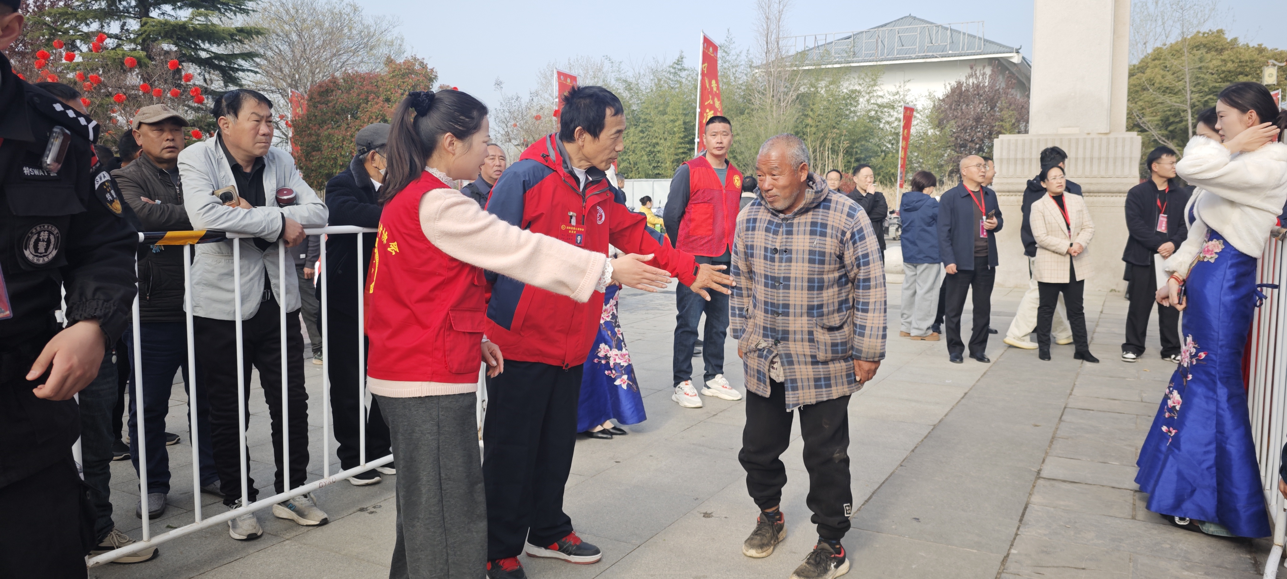 i_20260330215338111033.jpg 2志愿者劝导居民遵守入场秩序.jpg