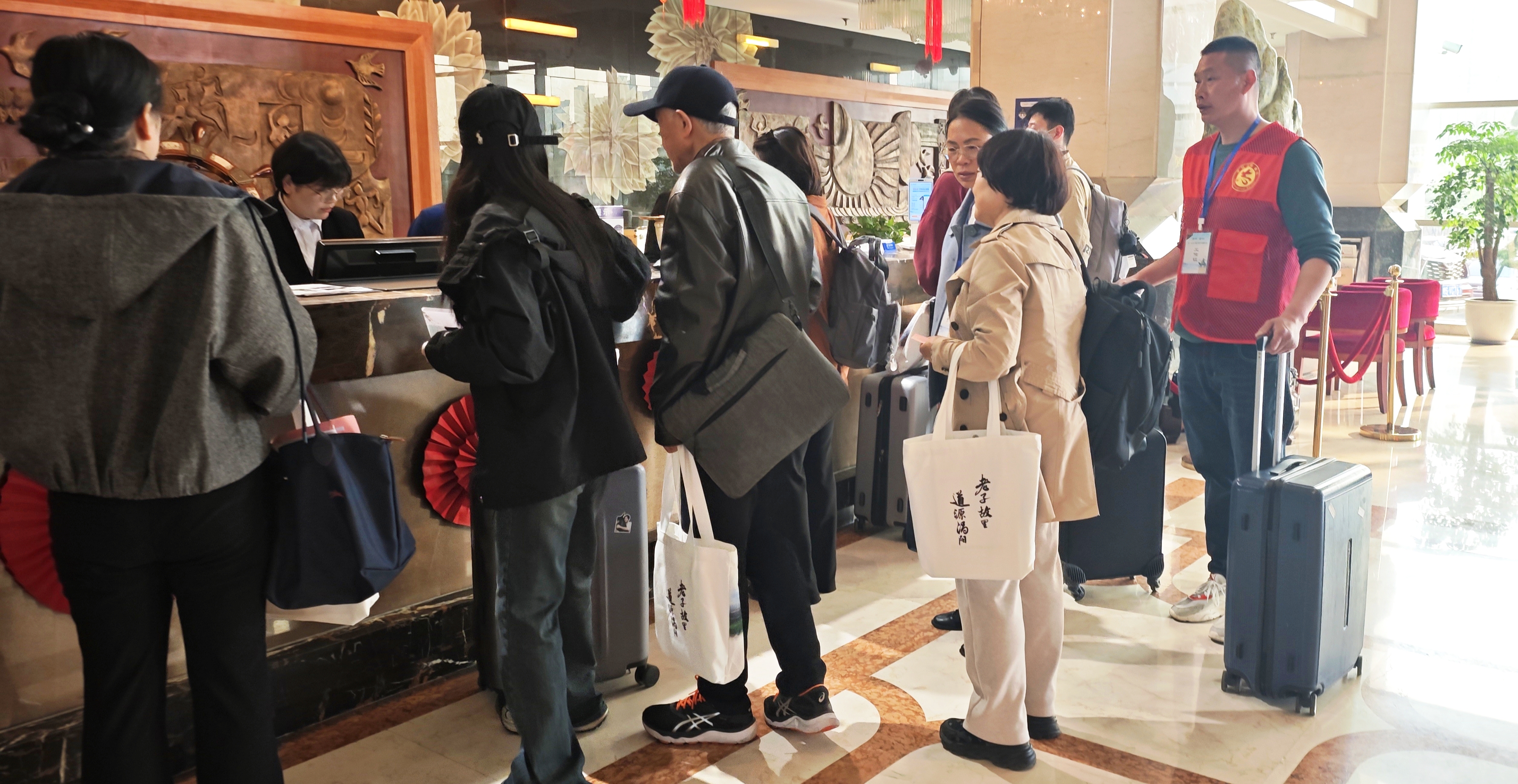 i_20260330215836386479.jpg 7志愿者帮来宾老师们托运行李并引导办理入住.jpg