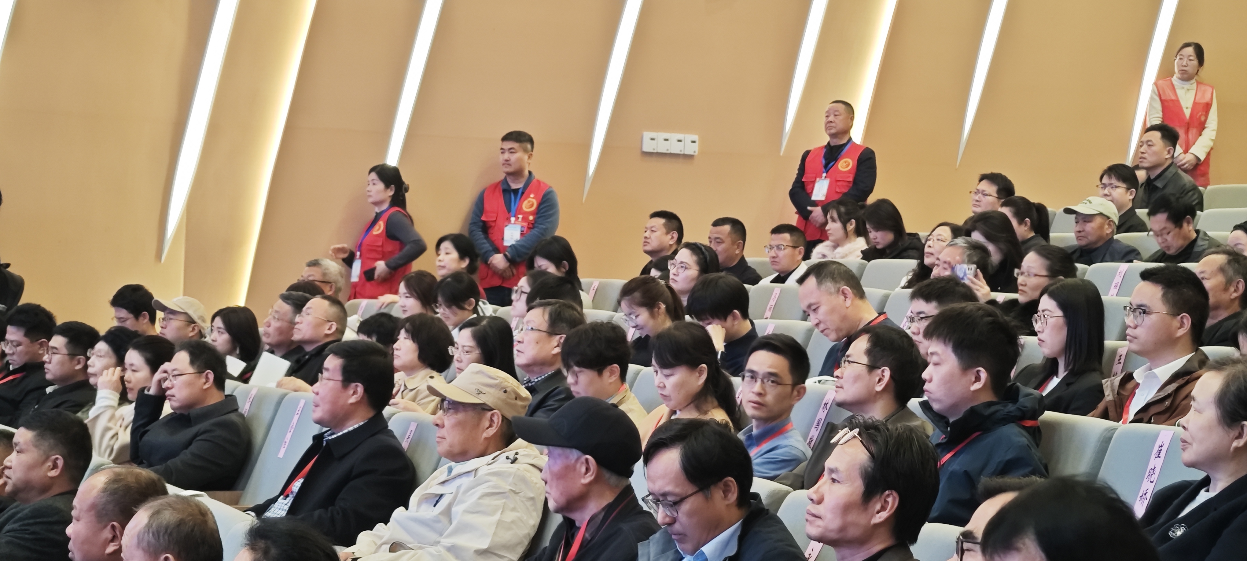 i_20260330215957807073.jpg 9志愿者分布座位席两侧,为开幕式顺利开展保驾护航.jpg