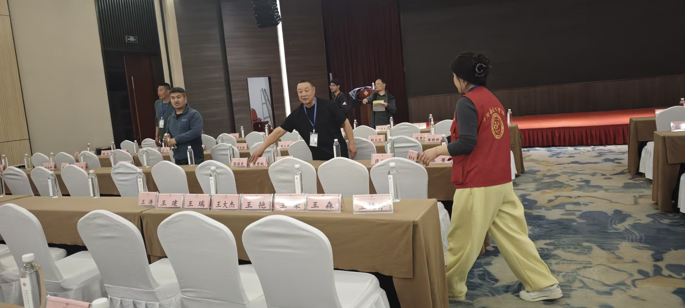 i_20260330220039826623.jpg 10会场布置中.jpg