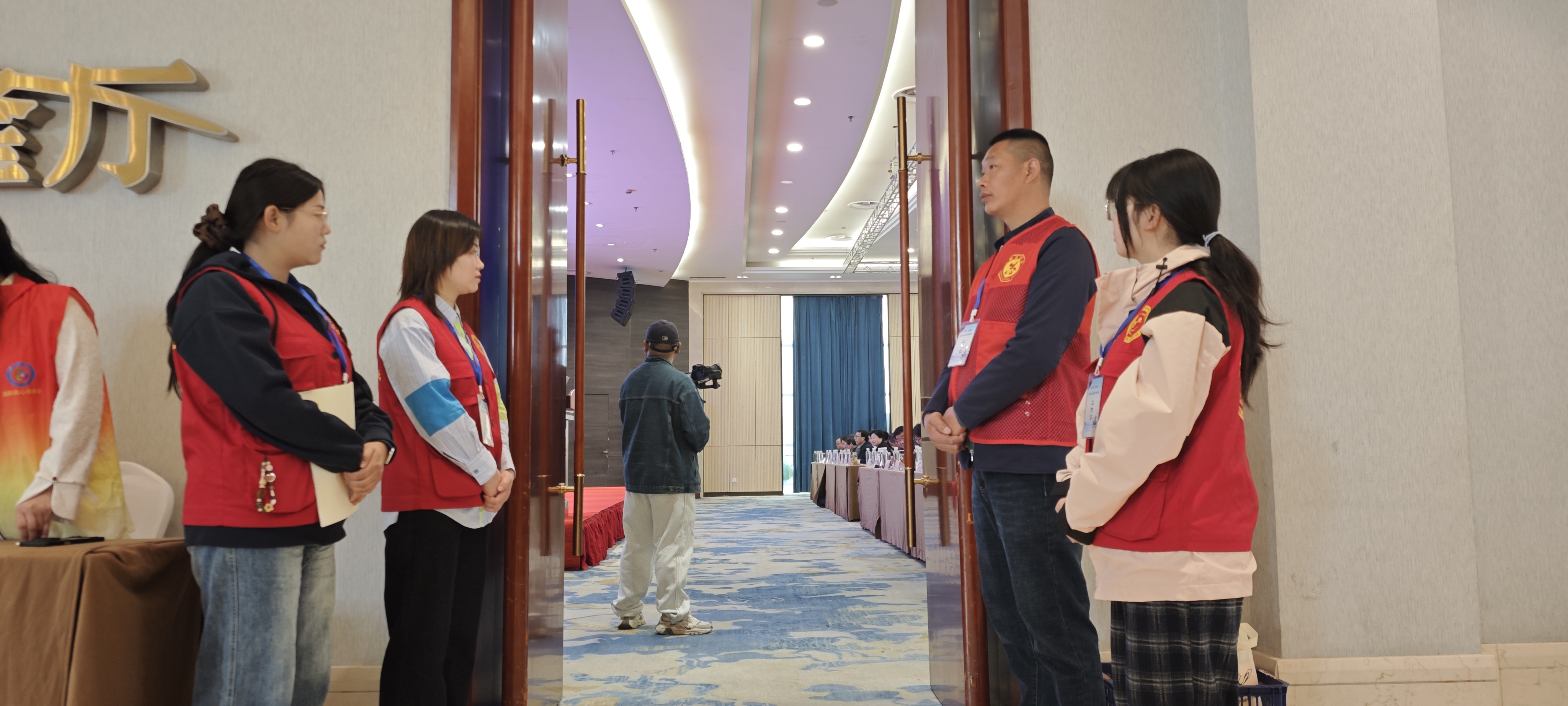 i_20260330220115692793.jpg 11志愿者分布在会场门外作志愿服务保障.jpg