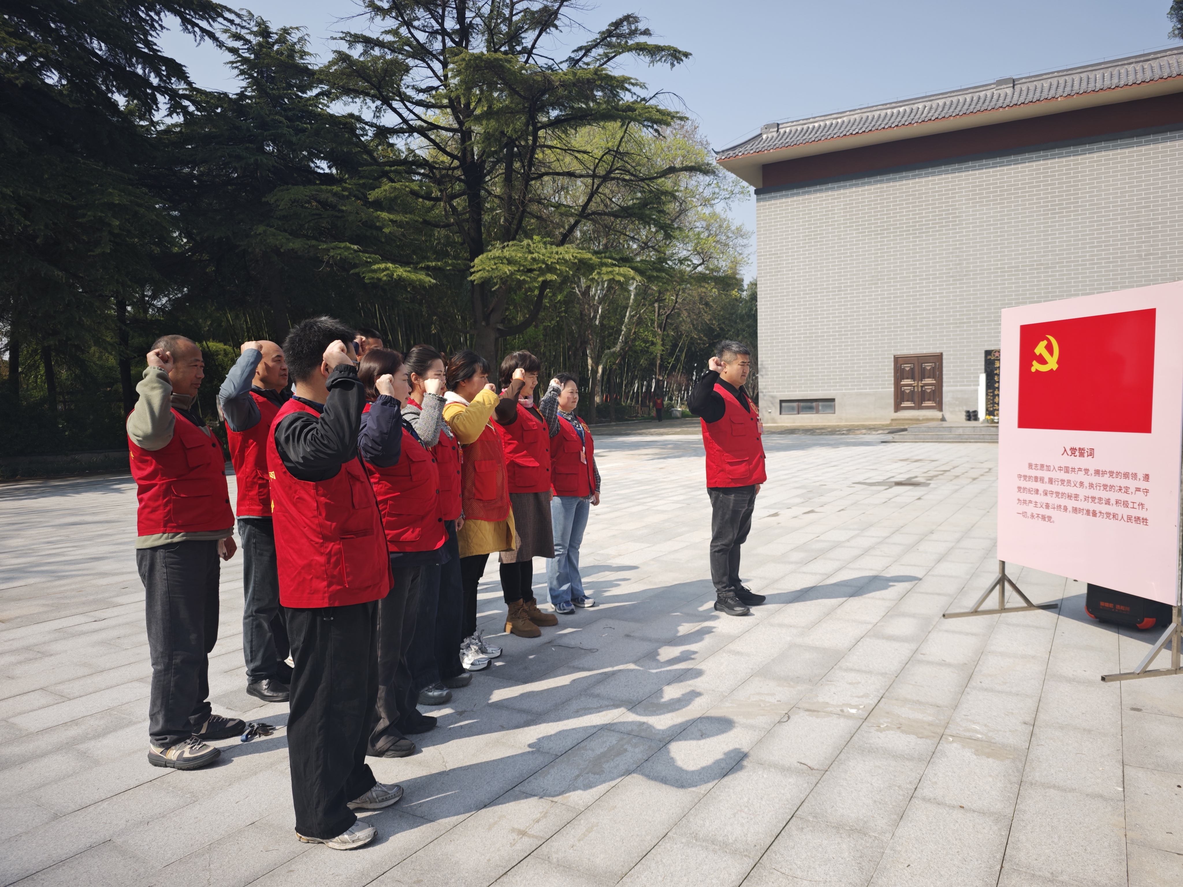 5党员、预备党员及积极分子面向党旗庄严宣誓.jpeg