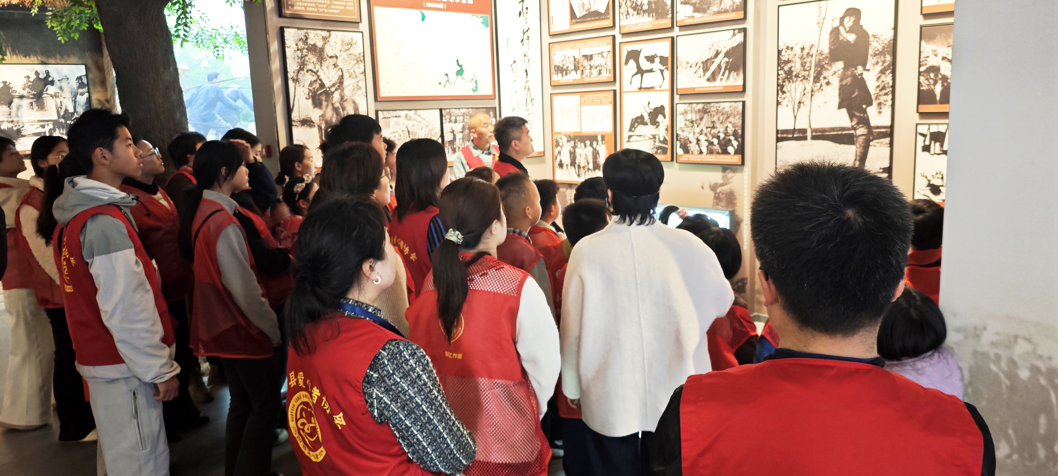 6大家走进烈士事迹陈列馆参观.jpeg