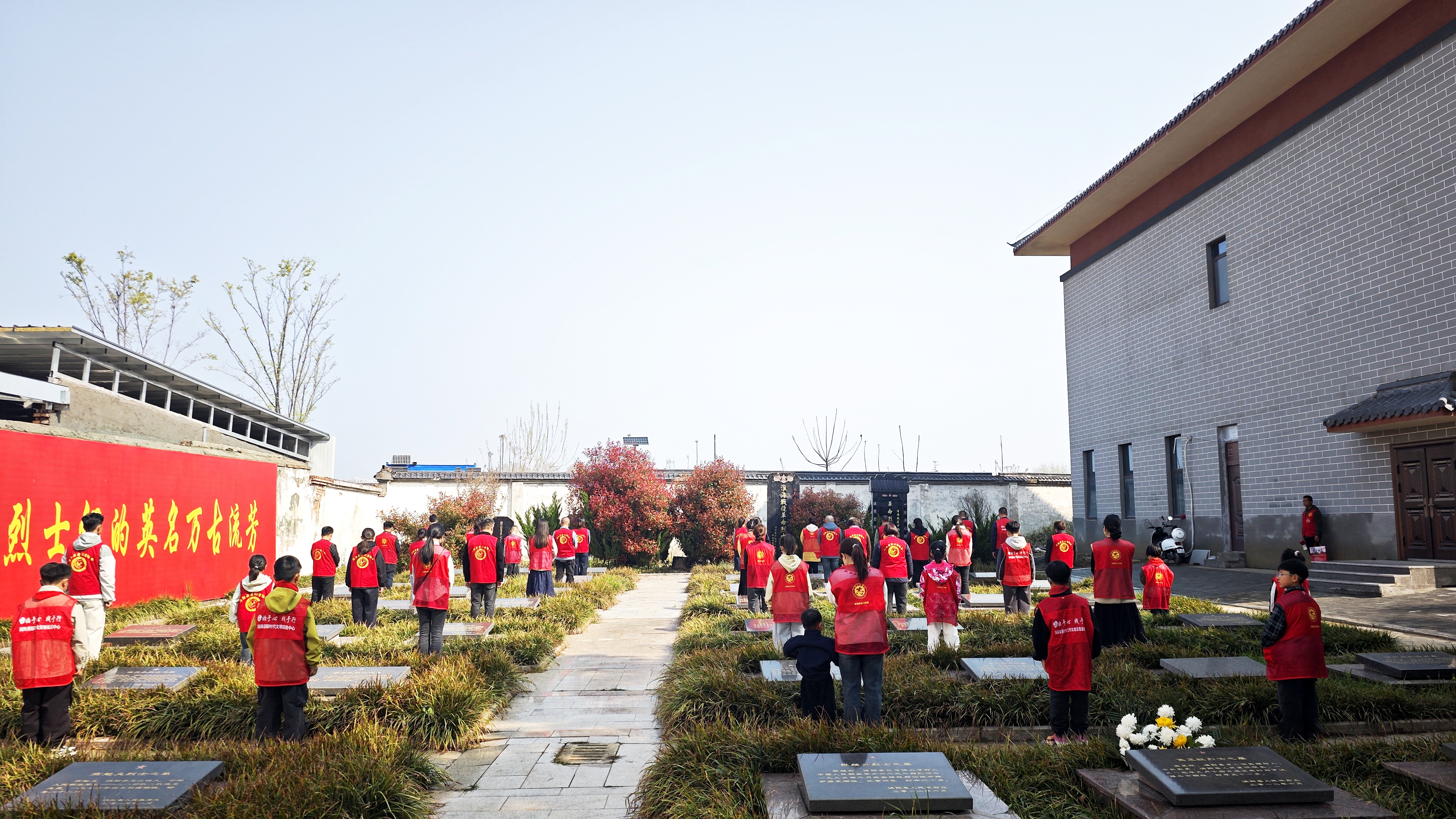 11在陵园西区、志愿者们集体鞠躬默哀.jpeg