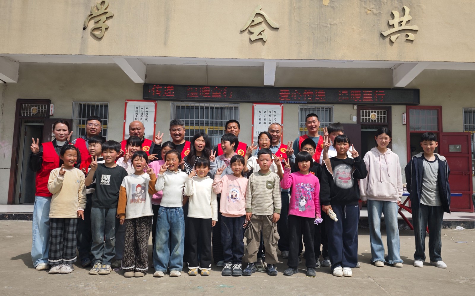 10与部分学生合影 留下美好的回忆.jpeg