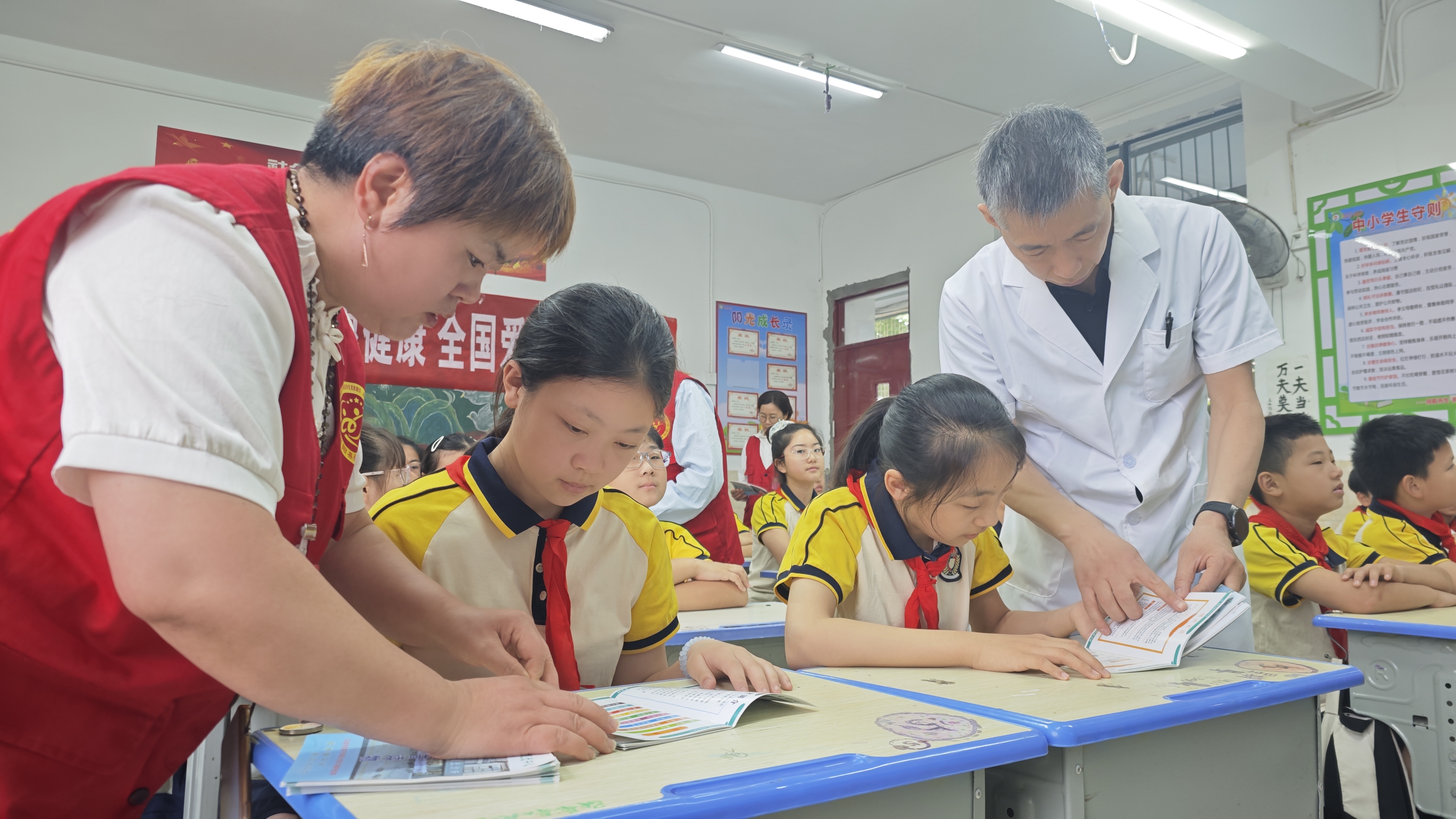 i_20260605145723870559.jpeg 1志愿者们为学生们发放爱眼护眼知识宣传册,讲解如何科学保护眼睛 (2).jpeg
